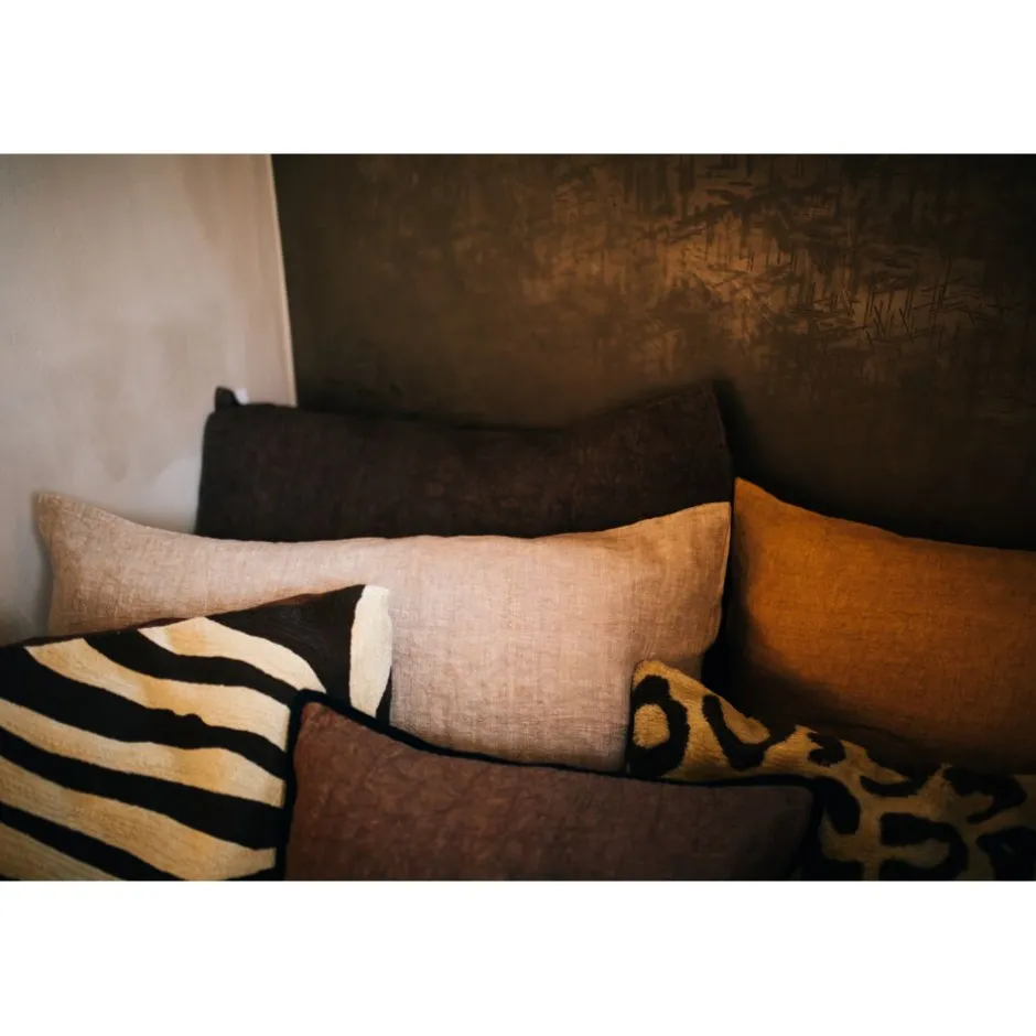 Coussin d'appoint décoratif en lin pur | Dimensions généreuses 70x50cm | Teinture naturelle - Collection Essentiels Alpha par Pomax