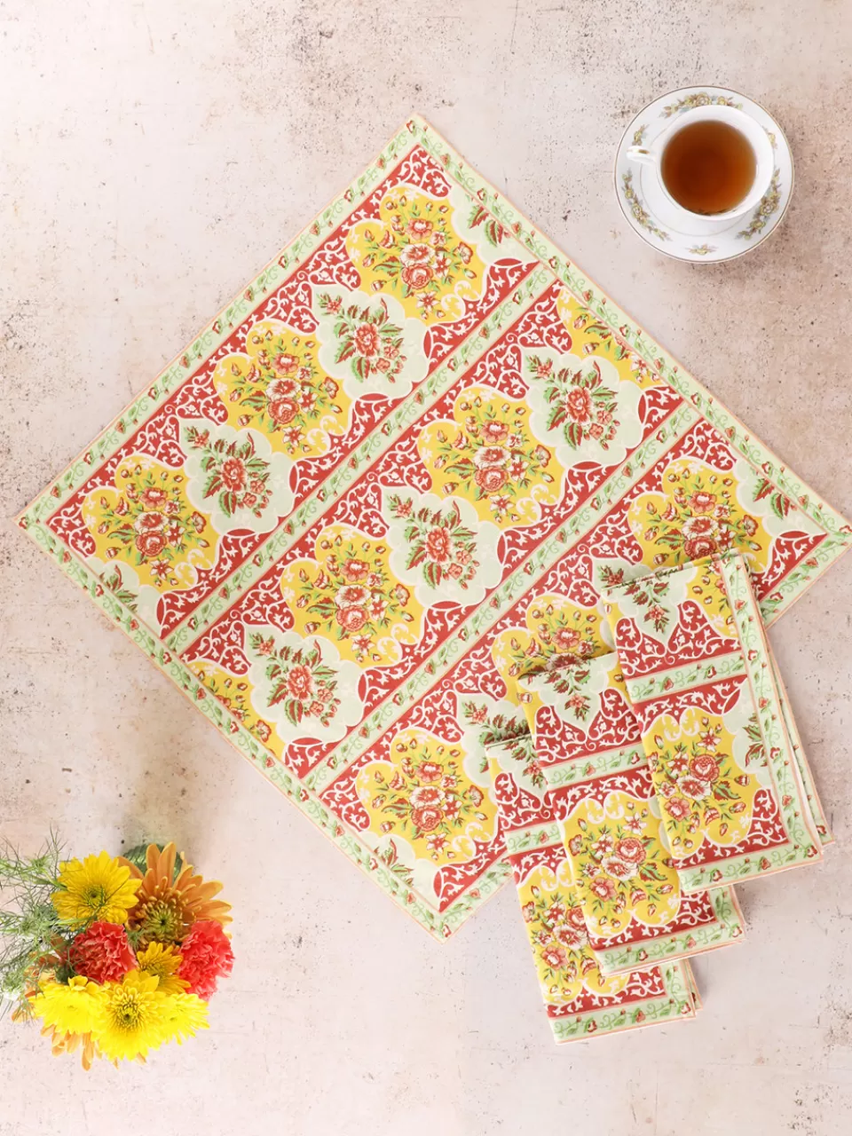 Lot de 4 serviettes vintage brodées main - Motifs floraux anciens - Collection exclusive April Cornell