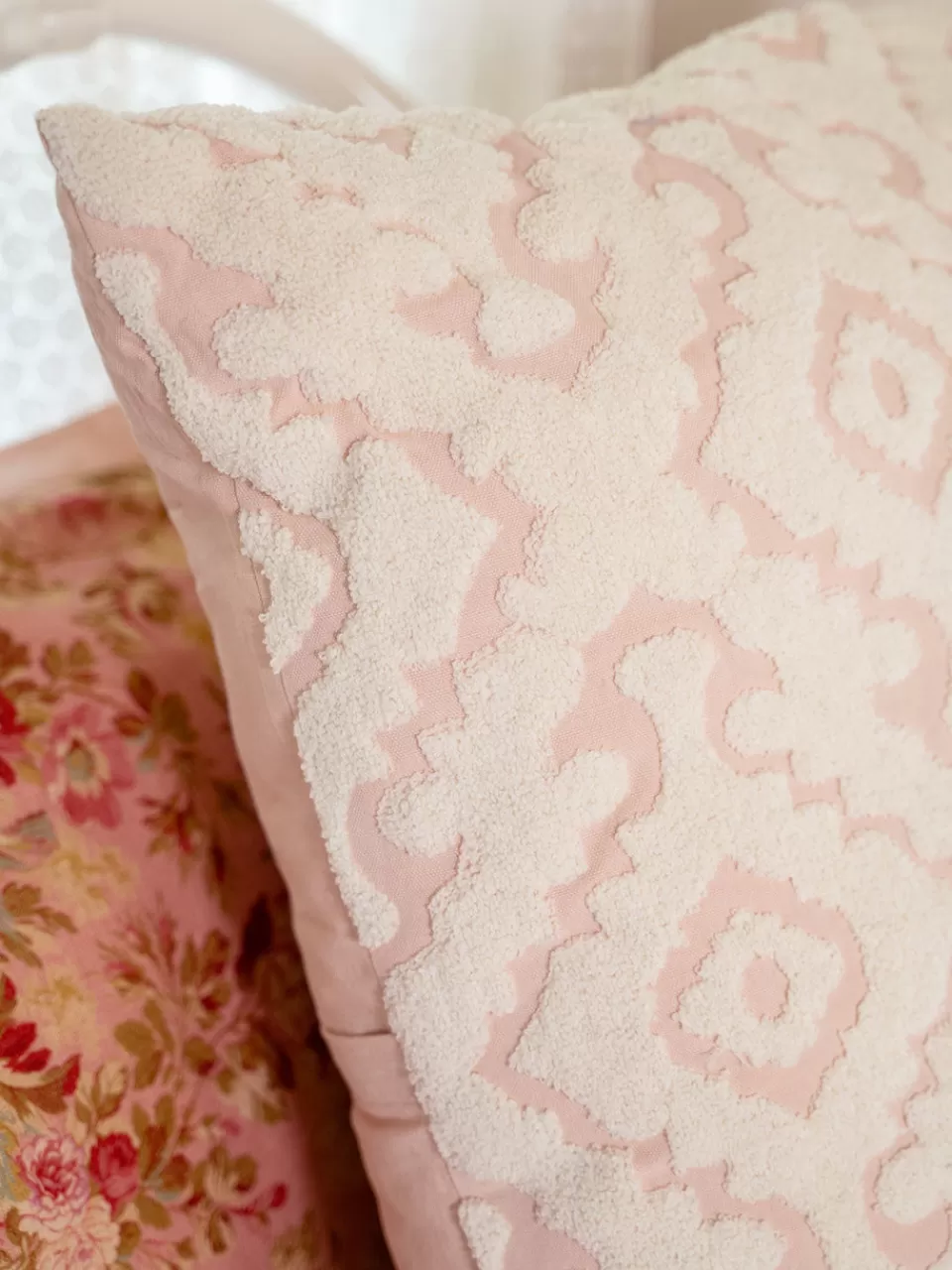 Coussin Antoinette - Nuancé Rosé | Soldes Éclair chez Cornell Avril