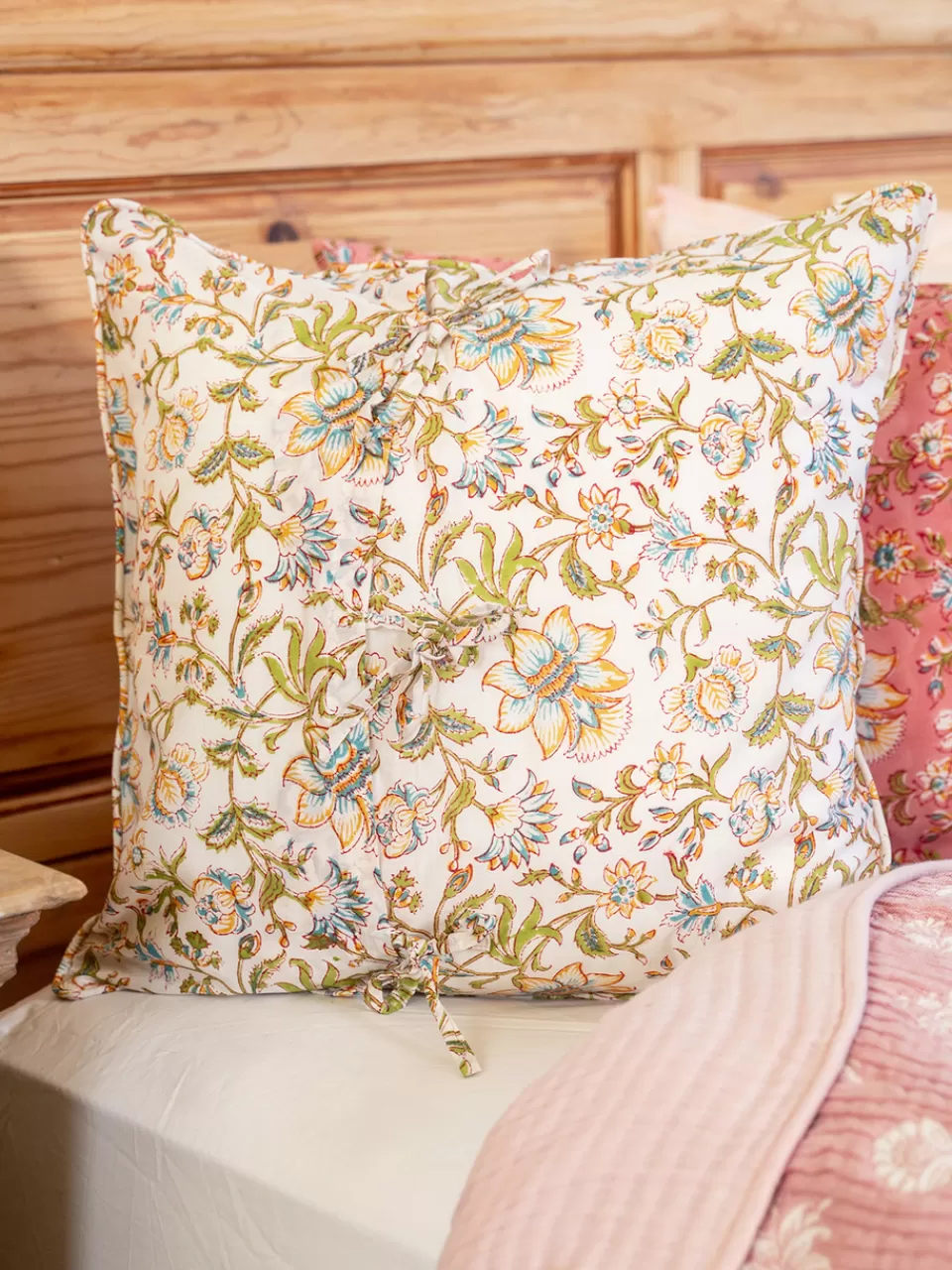 Housse de coussin floral artisanale - Motif bohème printanier Collection Avril Cornell - Prix doux pour déco chaleureuse  

(Note : J'ai ajouté des éléments sensoriels printaniers, restructuré la marque en forme plus naturelle en français, utilisé des synonymes pour 