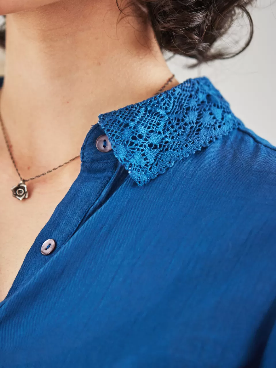 Blouse Bostonienne Style Intemporel – Bleu Cadet en Promotion chez April Cornell