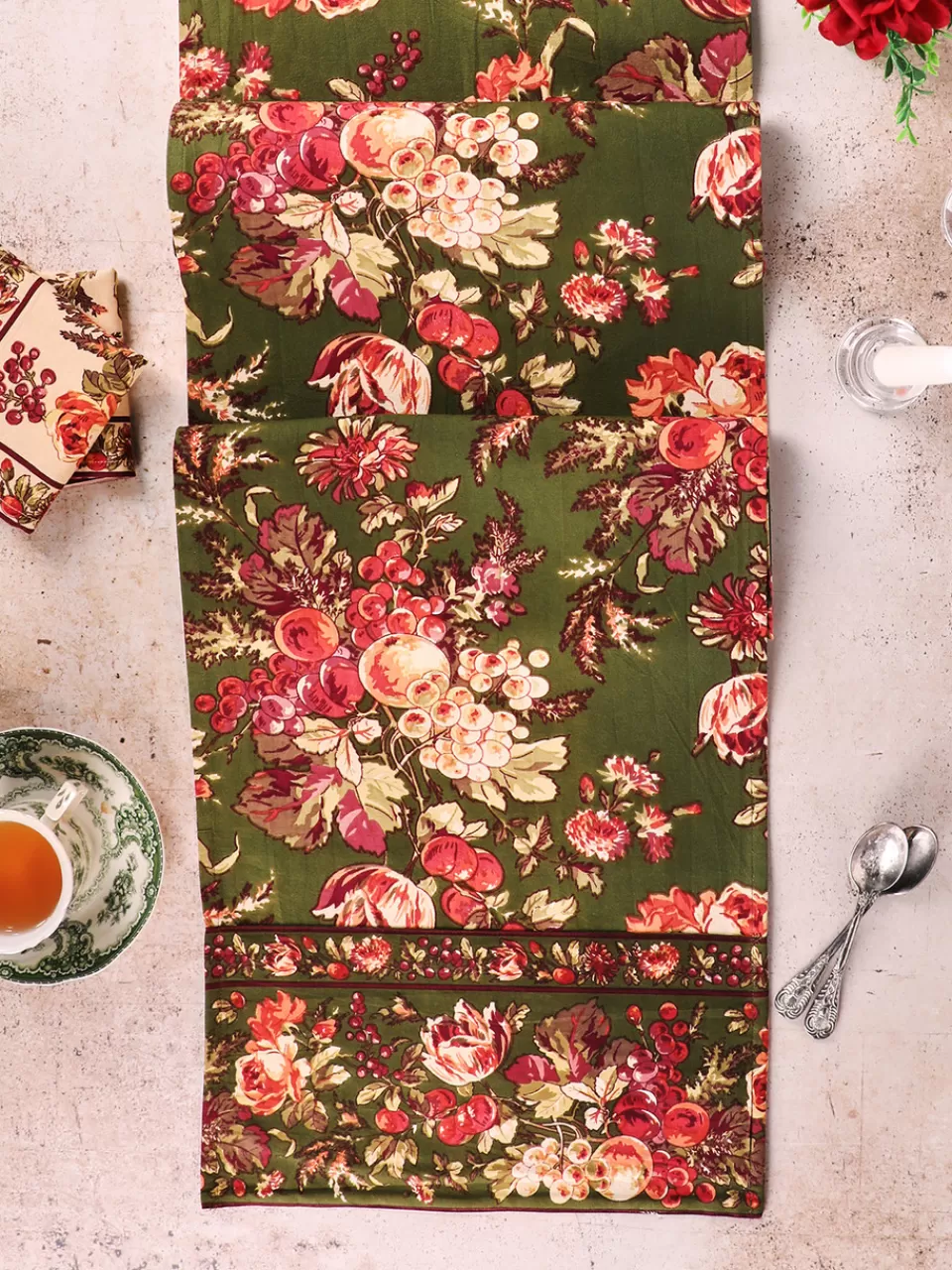 Élégant Tapis de Table 'Moisson Oléicole' • Collection Printanière Avril-Cornell • Promotion Exclusive Édition Limitée