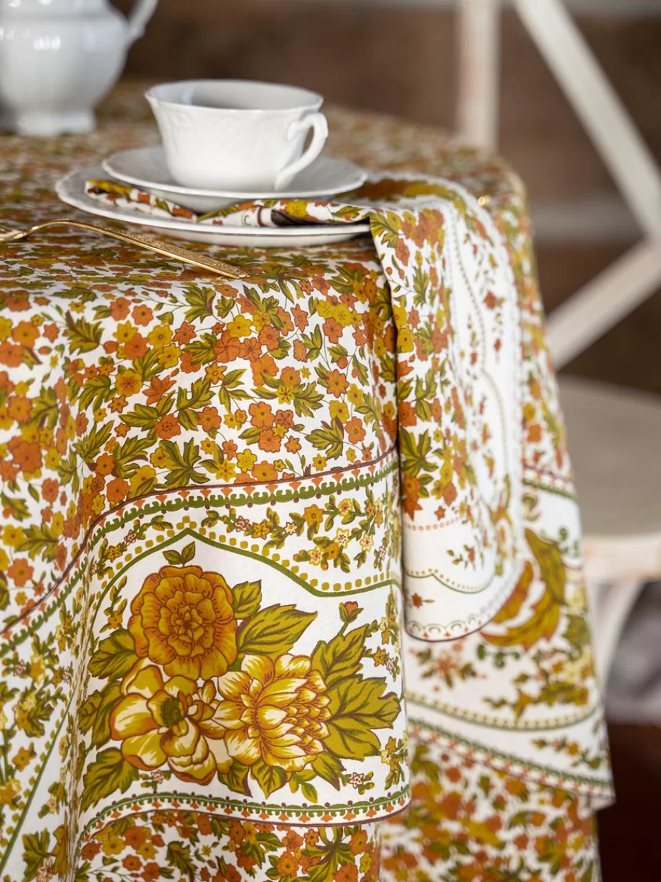 Nappe artisanale Bramley - Linge de table imprimé style bohème par April Cornell