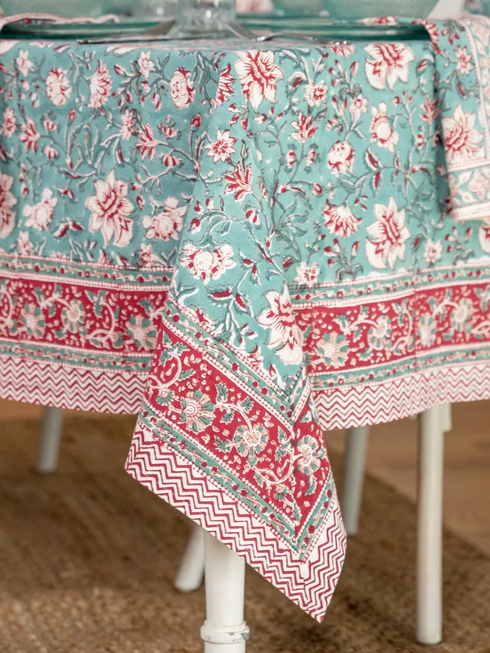 Nappe en coton léger à motifs méditerranéens - Collection Estivale April Cornell 

Élégance bohème pour tables d'été : Nappe artisanale imprimée - Création exclusive April Cornell 

Nappe d'intérieur ventilée avec motifs géométriques - Édition Spéciale Maison April Cornell 

（，，，，，）