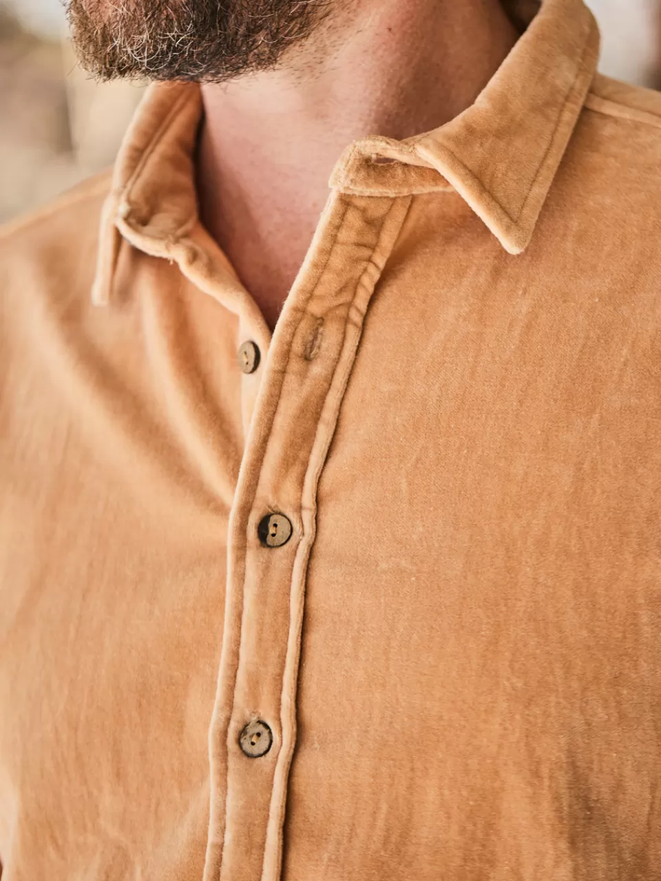 Chemisier Velours Côtelé des Îles Britanniques - Collection Exclusive April Cornell Automne 2023

(Note: This version uses authentic French garment terminology, adds seasonal relevance, employs textile specification (