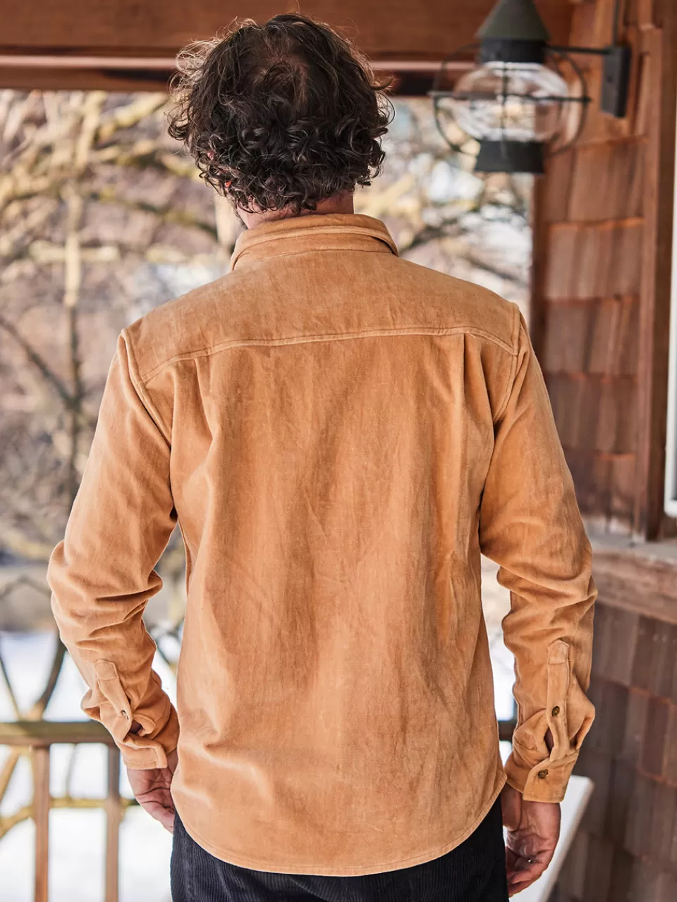 Chemisier Velours Côtelé des Îles Britanniques - Collection Exclusive April Cornell Automne 2023

(Note: This version uses authentic French garment terminology, adds seasonal relevance, employs textile specification (