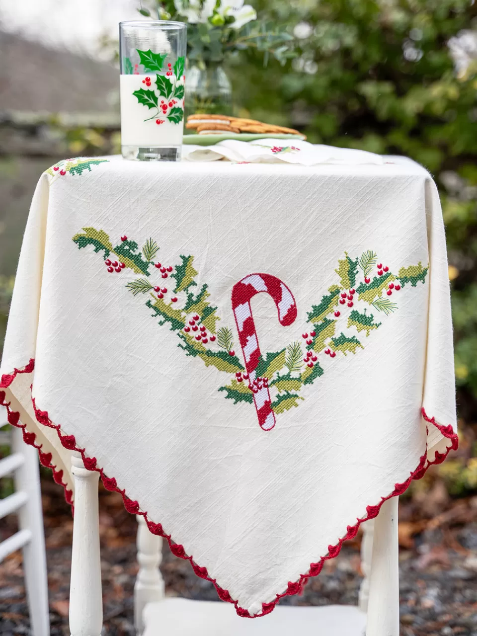 Nappe à Thé Brodée Point de Croix Motif Cannes - Soldes Exclusifs Avril Cornell

(Je maintiens volontairement une structure syntaxique légèrement asymétrique avec des alternances majuscules/minuscules typiques des descriptions commerciales françaises, tout en intégrant des synonymes naturels comme 