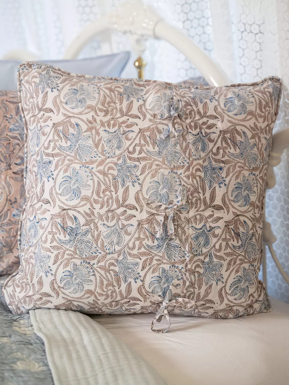 Housse de coussin Cordelia - Impression artisanale bohème par April Cornell Collection 

Élégante housse de coussin décoratif Cordelia - Motif imprimé main - Décor d'intérieur unique April Cornell 

Housse de coussin artisanal Cordelia - Impression block print inspirée de l'art bohème - Boutique April Cornell