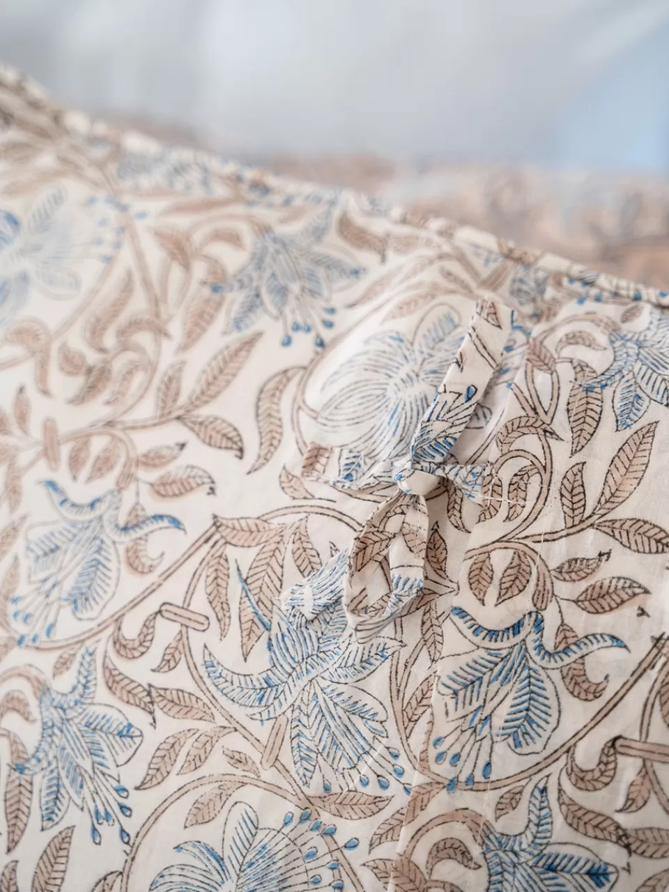 Housse de coussin Cordelia - Impression artisanale bohème par April Cornell Collection 

Élégante housse de coussin décoratif Cordelia - Motif imprimé main - Décor d'intérieur unique April Cornell 

Housse de coussin artisanal Cordelia - Impression block print inspirée de l'art bohème - Boutique April Cornell