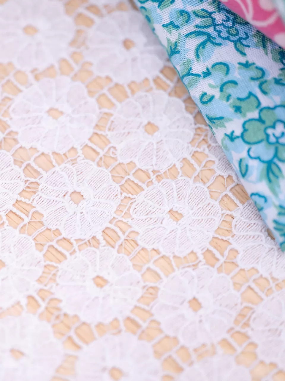 Nappe en Dentelle Marguerite – Style Élégant April Cornell pour Tables de Fête
