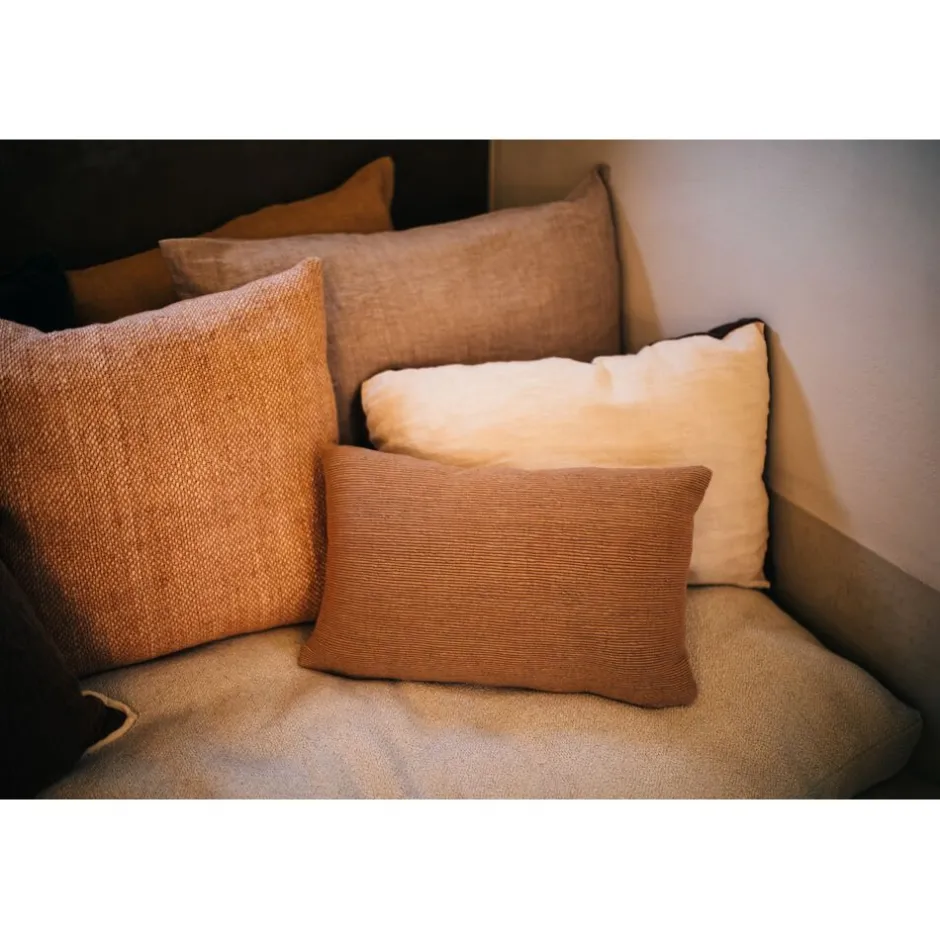 Coussin moelleux Pomax - DIMARO en coton doux et viscose respirante - Dimensions idéales 50x30 cm - Teinte sable intemporelle pour un décor apaisant