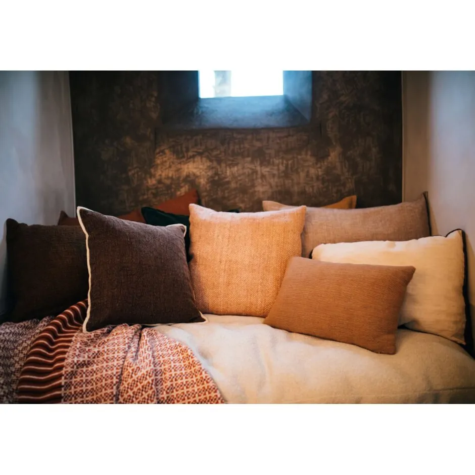 Coussin moelleux Pomax - DIMARO en coton doux et viscose respirante - Dimensions idéales 50x30 cm - Teinte sable intemporelle pour un décor apaisant