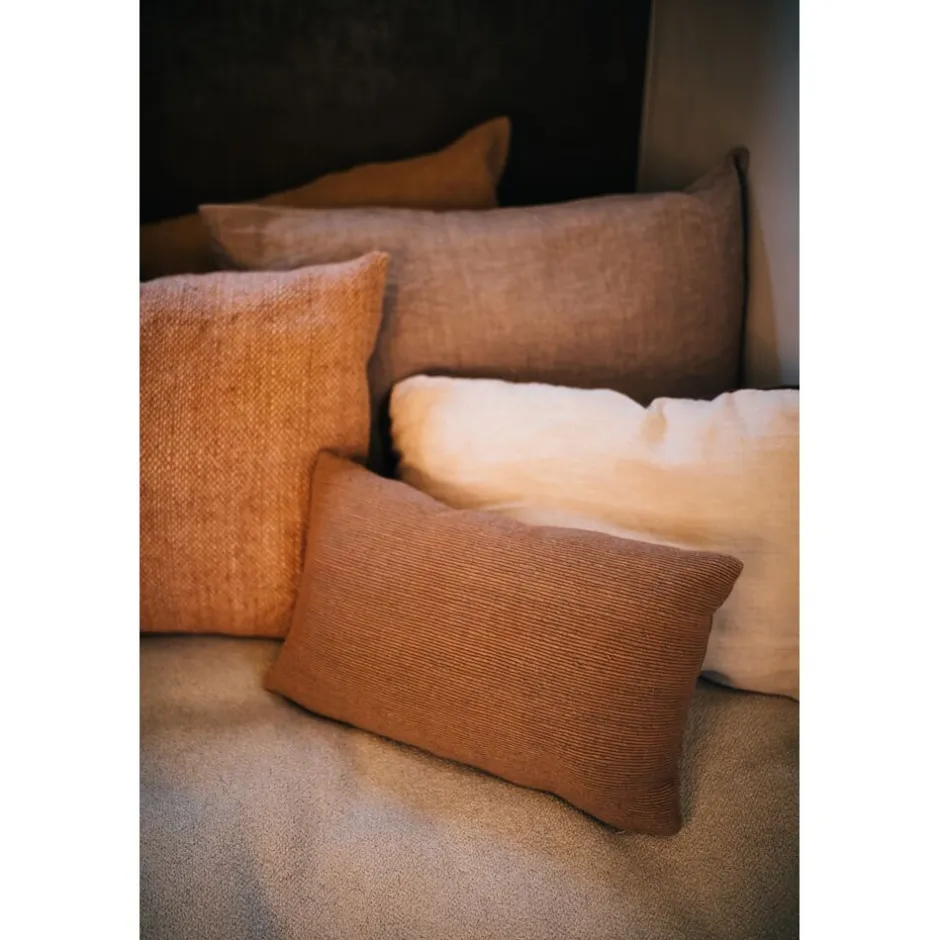 Coussin moelleux Pomax - DIMARO en coton doux et viscose respirante - Dimensions idéales 50x30 cm - Teinte sable intemporelle pour un décor apaisant