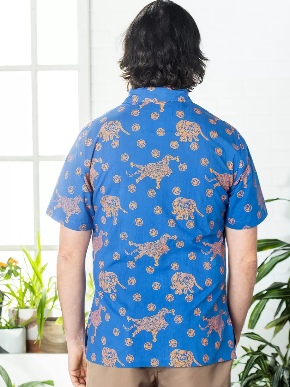 ◯ T-Shirt Tigre Électrique ◯ Collection Printemps - Boutique April Cornell ◯ Manches courtes confortable ◯ Graphisme félin vibrante ◯ Édition limitée artisanale

（：，，