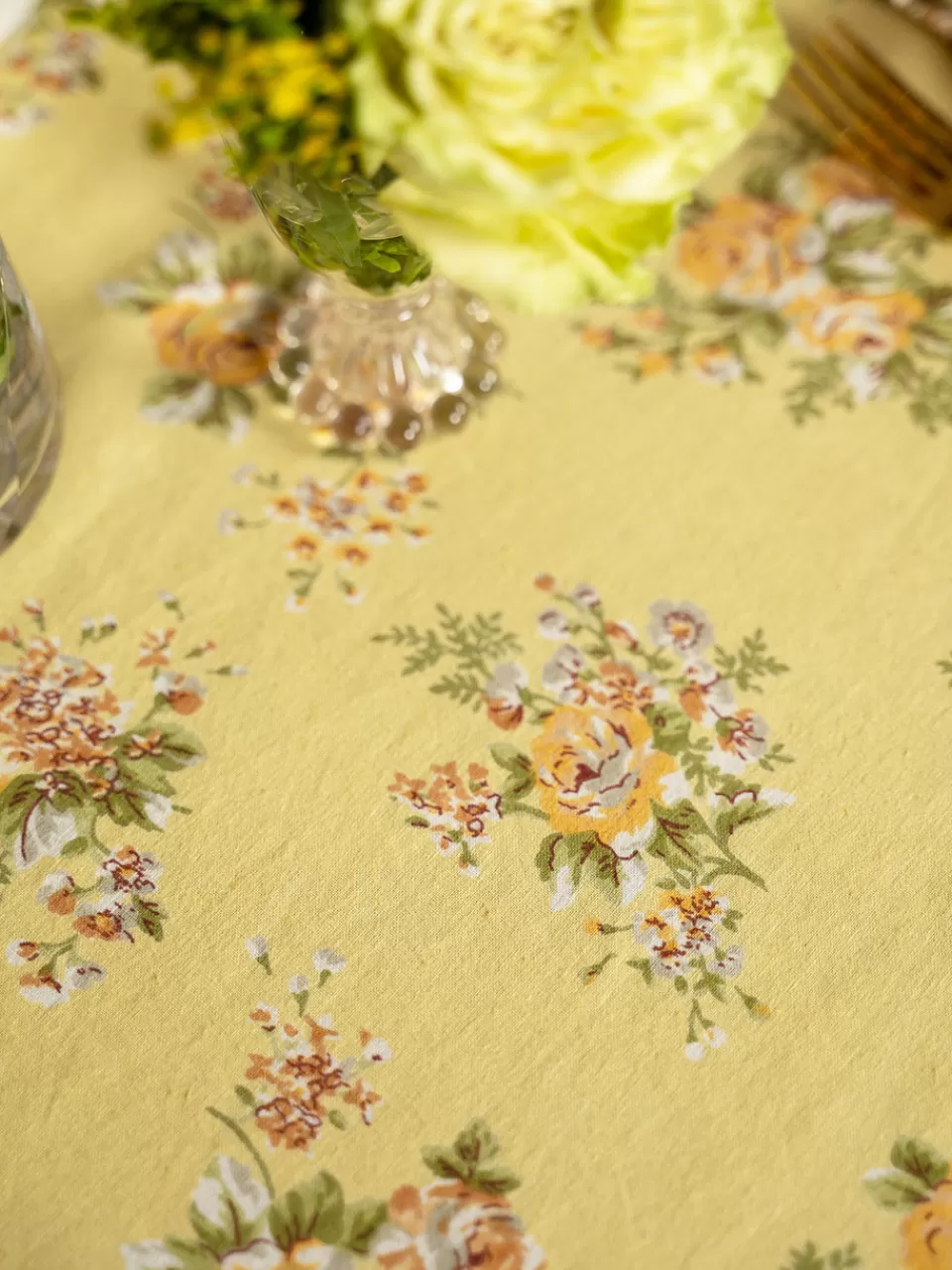 Nappe Estella en Lin Brodée - Élégante pour Salle à Manger, Collection Printemps April Cornell  

(：，。，，。)