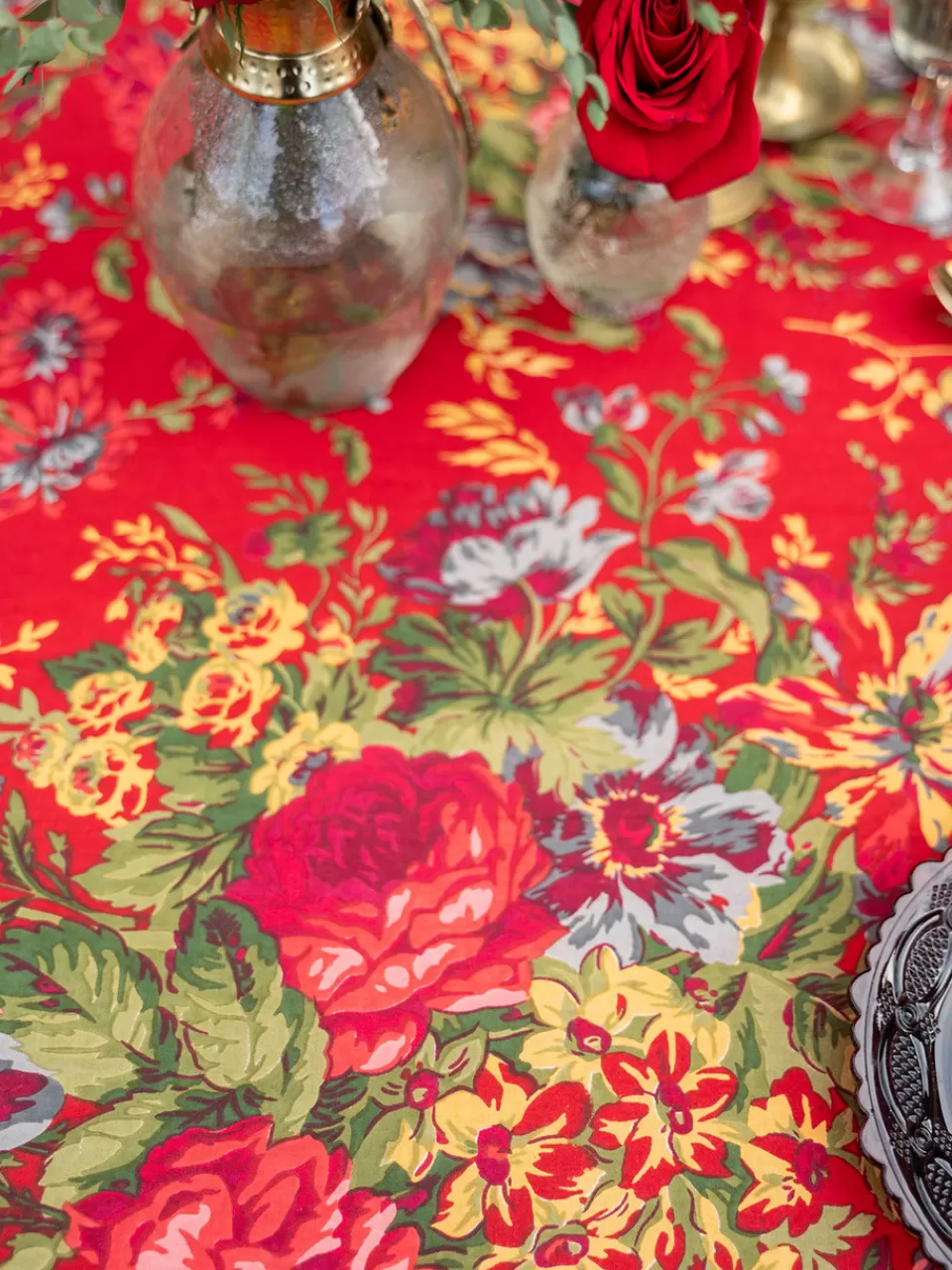 Nappe Fleurie Intemporelle – Décor Élégant April Cornell  
Motif Brodé Rosace Délicate pour Tables Festives  
Art de la Table Printanier – Édition Exclusive