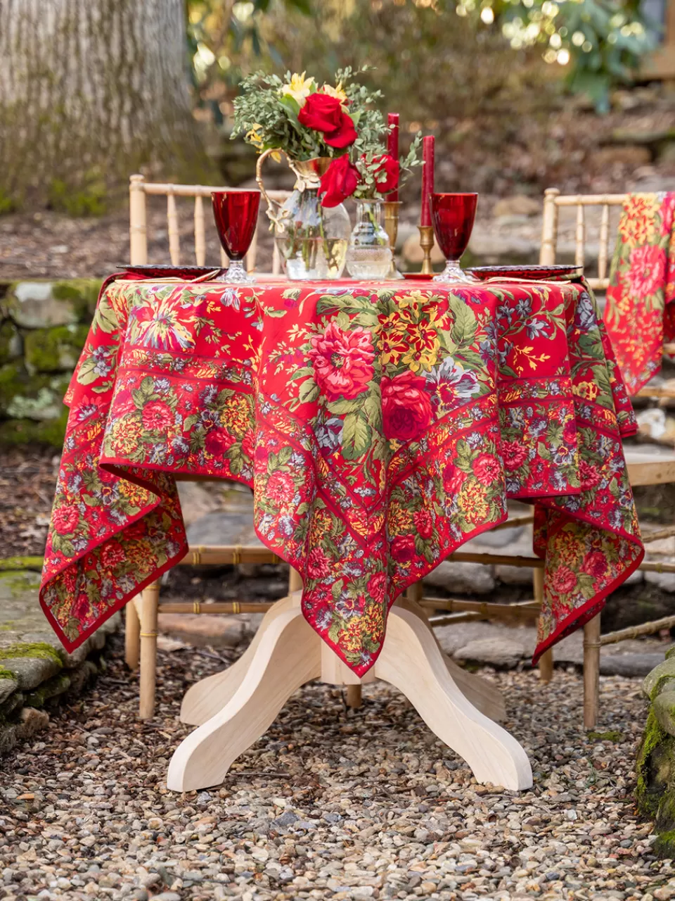 Nappe Fleurie Intemporelle – Décor Élégant April Cornell  
Motif Brodé Rosace Délicate pour Tables Festives  
Art de la Table Printanier – Édition Exclusive