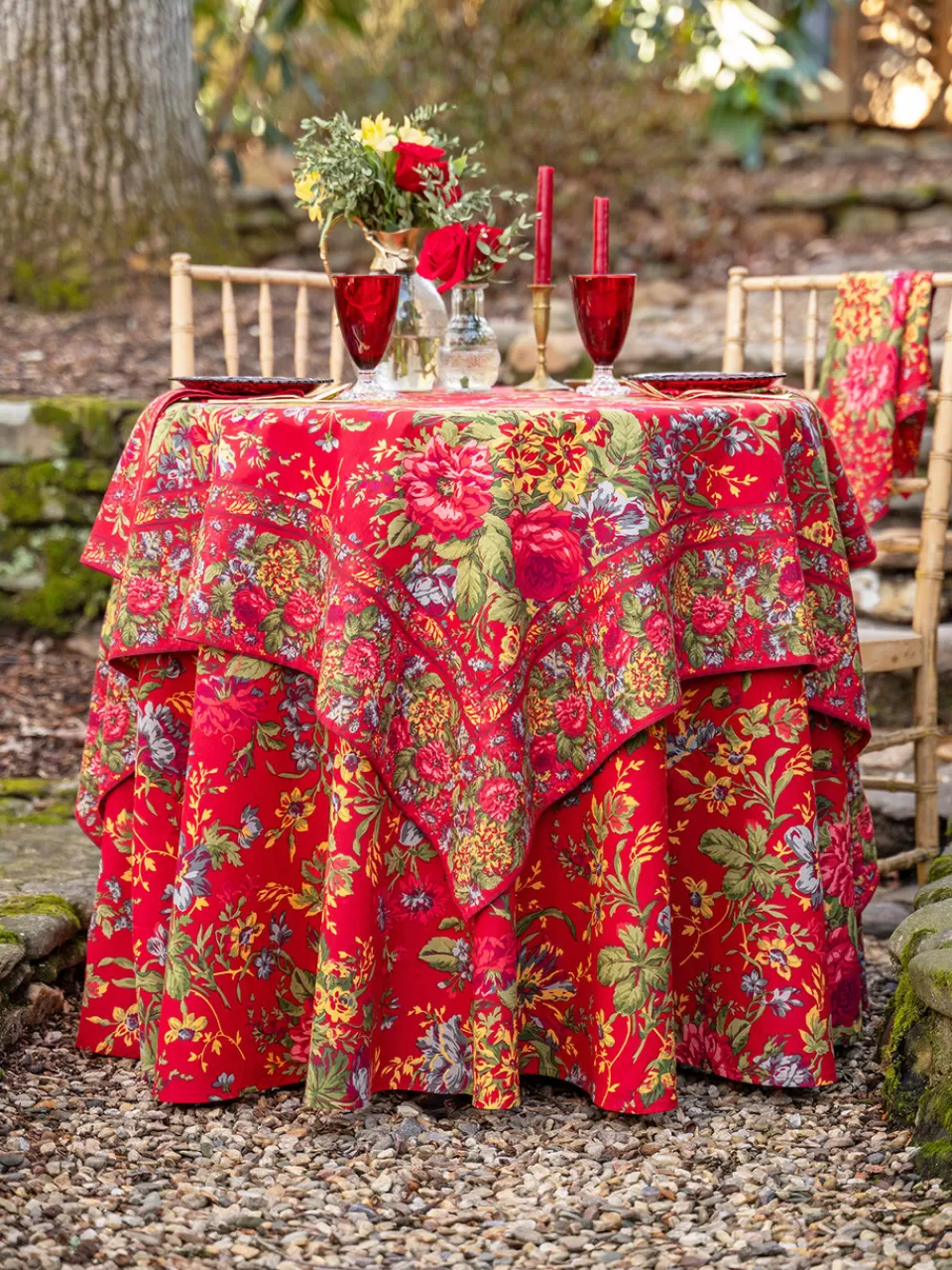 Nappe Fleurie Intemporelle – Décor Élégant April Cornell  
Motif Brodé Rosace Délicate pour Tables Festives  
Art de la Table Printanier – Édition Exclusive