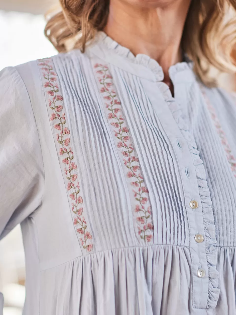 Chemise de Nuit Élégance Automnale | Dentelle Botanique et Motifs Treillis par April Cornell
