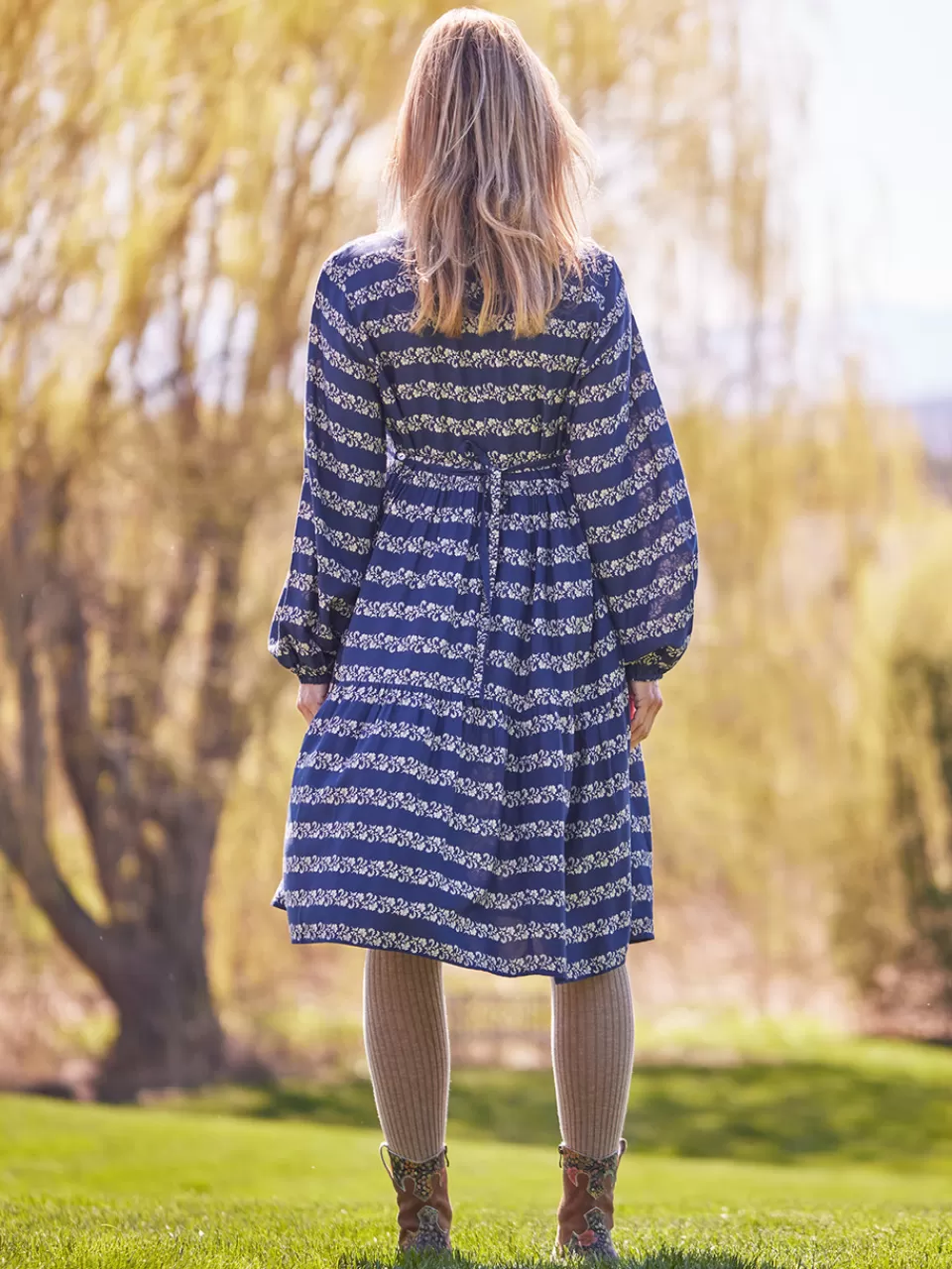 Élégante robe courte à motifs floraux printaniers - Promotion exclusive chez April Cornell