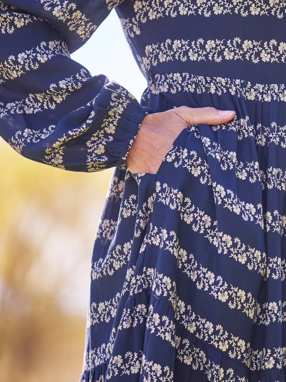 Élégante robe courte à motifs floraux printaniers - Promotion exclusive chez April Cornell