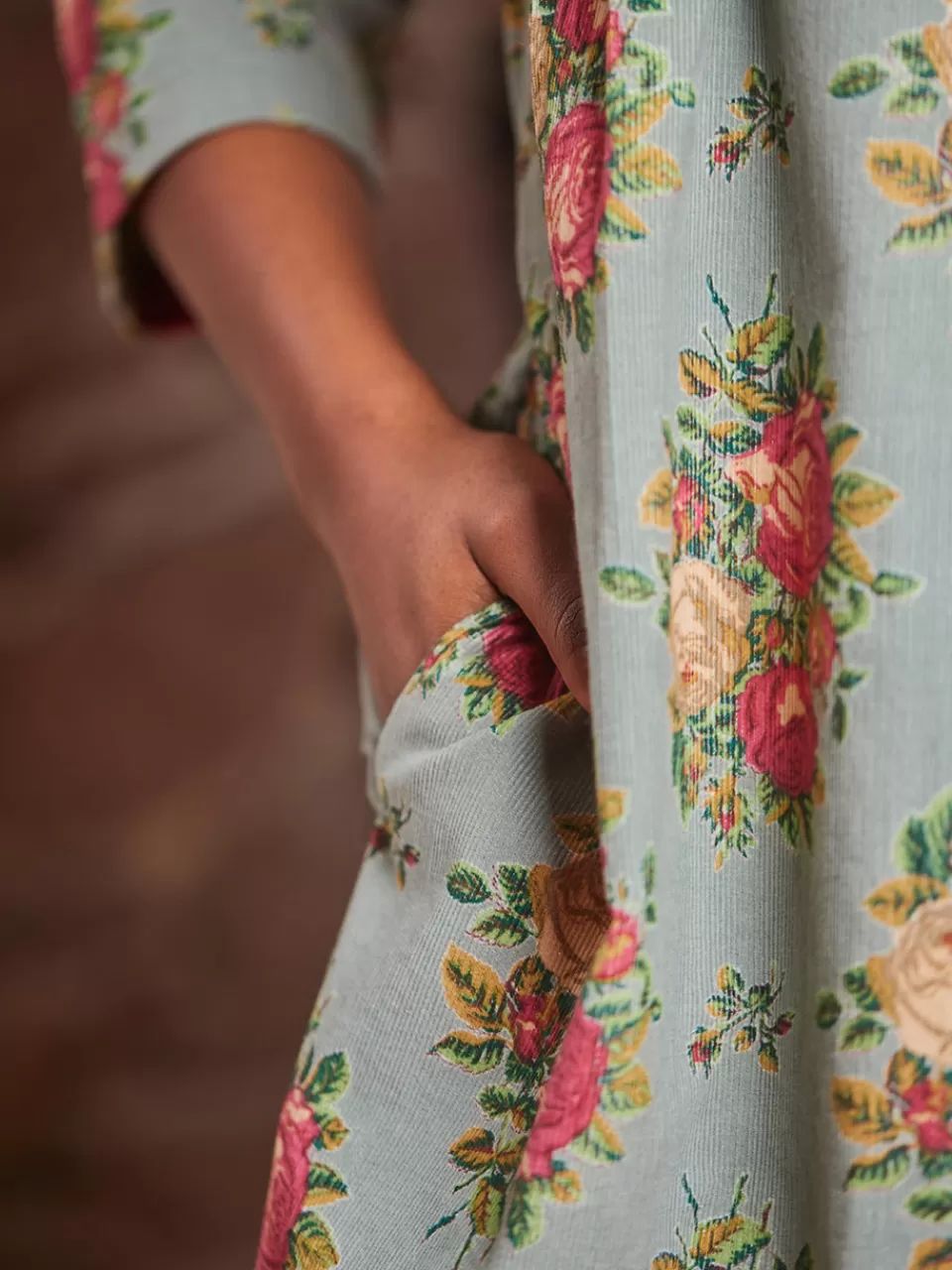 Robe tunique en velours côtelé Genevieve - Collection Printemps par April Cornwall | Style bohème chic avec encolure brodée - Taille ajustable pour silhouette féminine