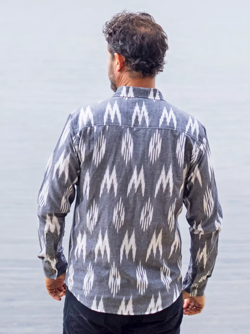 Chemise Élégante Glacier Bay à Motif Ethnique Ikat - Manches Longues Printanières - Collection April Cornell