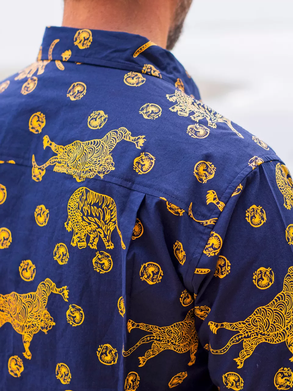 Chemise Élégante Tigre Doré - Manches Longues en Coton Souple | Collection Printemps April Cornell