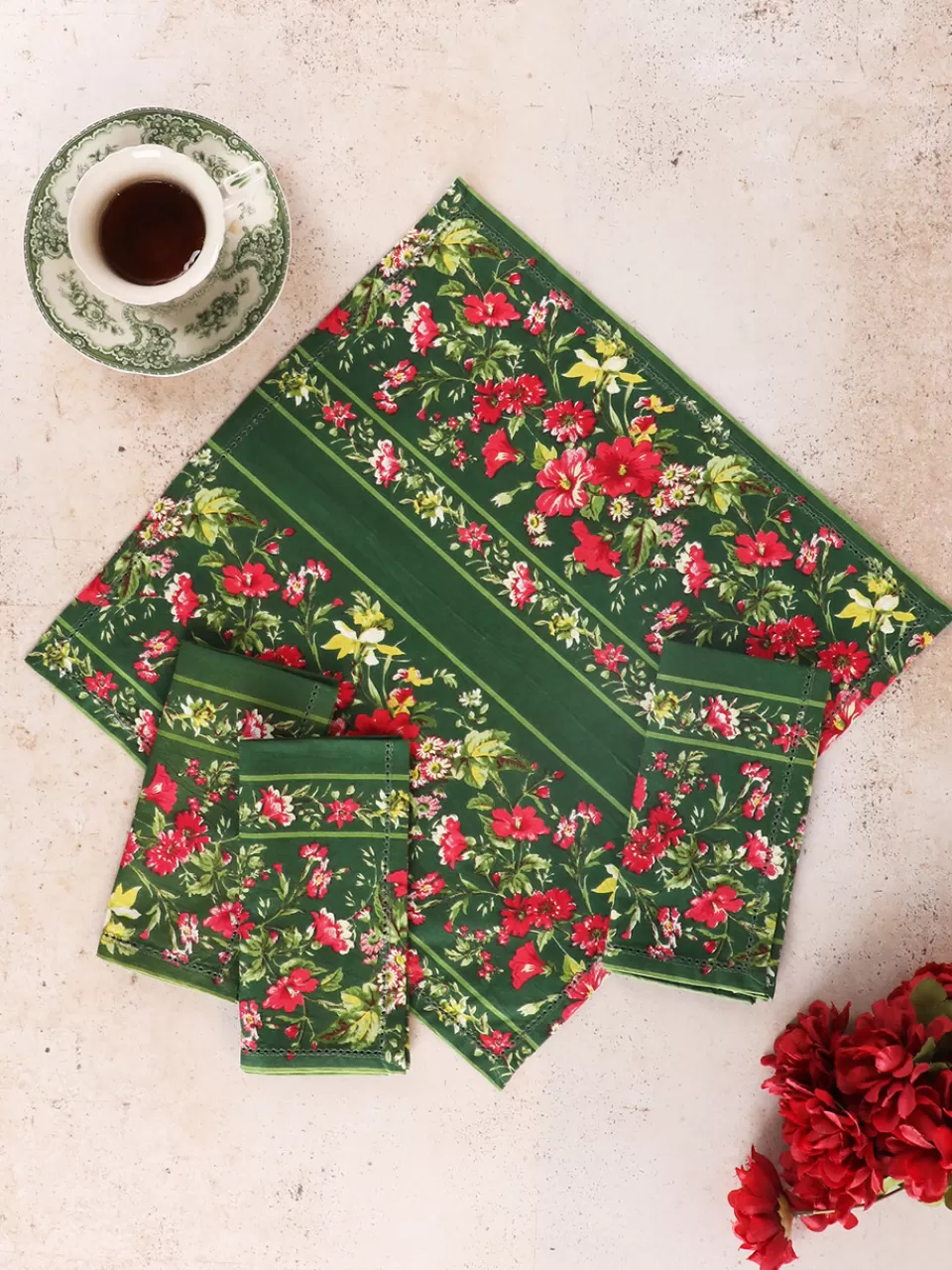 Serviettes Déjeuner Jardin Délicat - Lot de 4 en Vert Sapin | Collection Printanière April Cornell 

Charmantes serviettes de table motifs botaniques pour repas élégants - Quartette écologique - Édition limitée par April Cornell Best Home