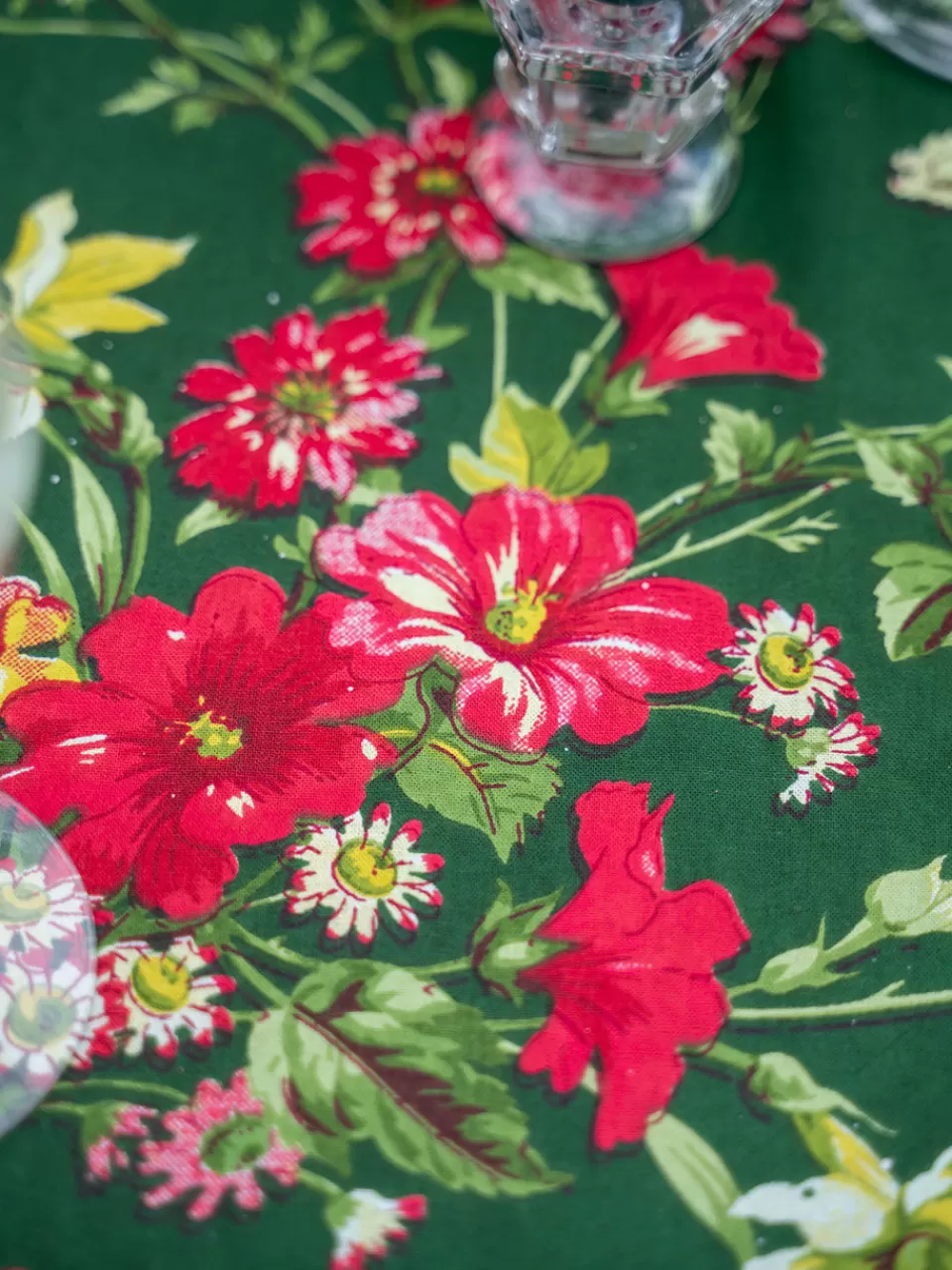 Maison April Cornell | Nappe Ronde Inspirée par la Nature – Vert Sapin Élégant