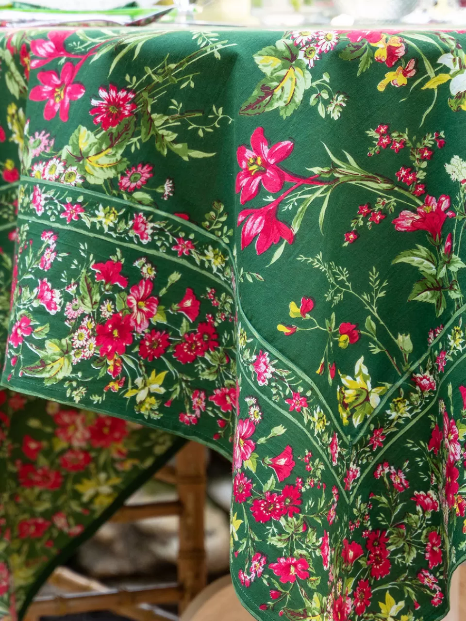 Nappe d'Extérieur Élégante en Vert Sapin • Collection Printanière April Cornell