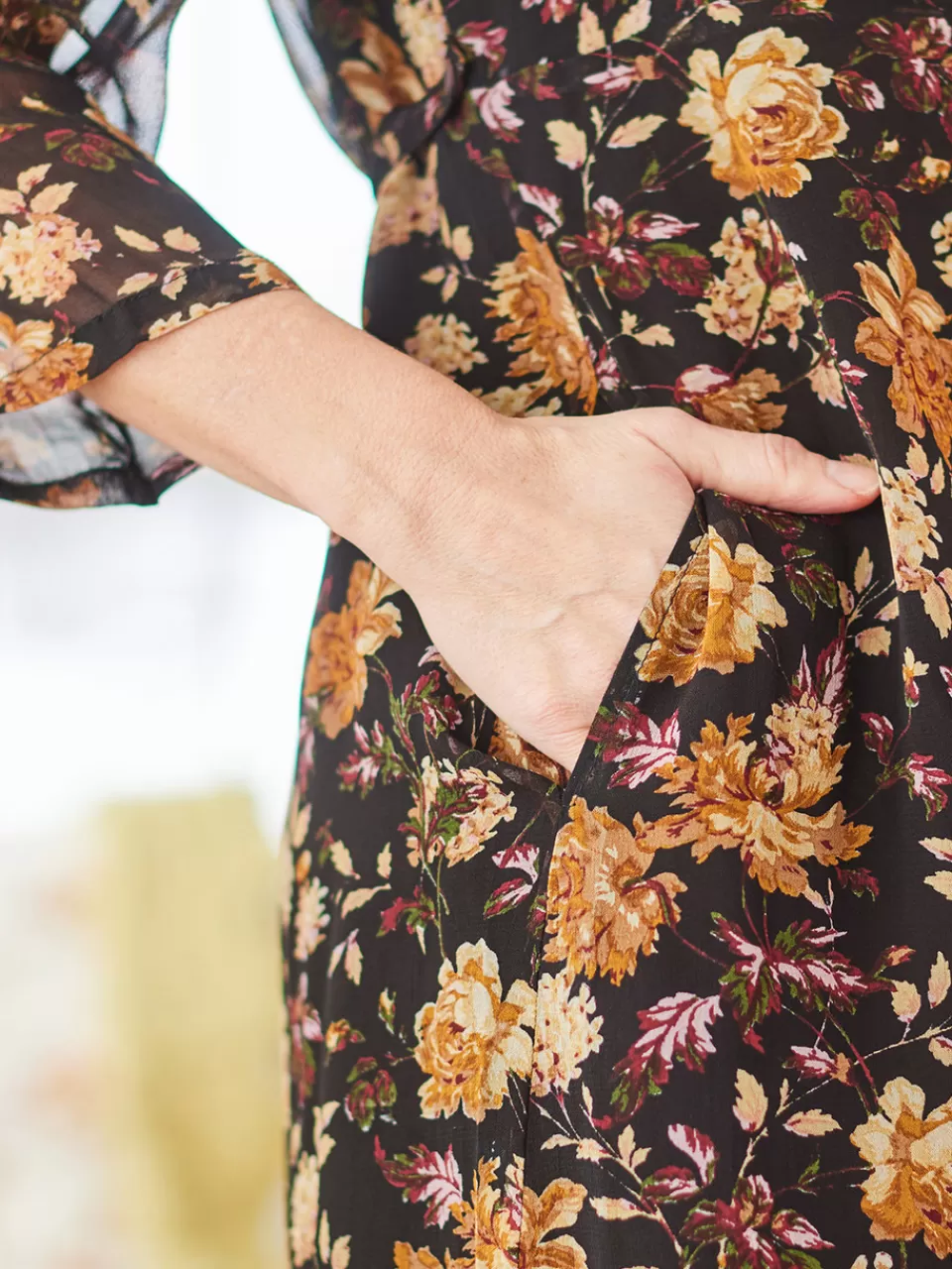 Robe Longue Élégante Greta – Motifs Floraux Printaniers | Collection Exclusive Avril Cornell