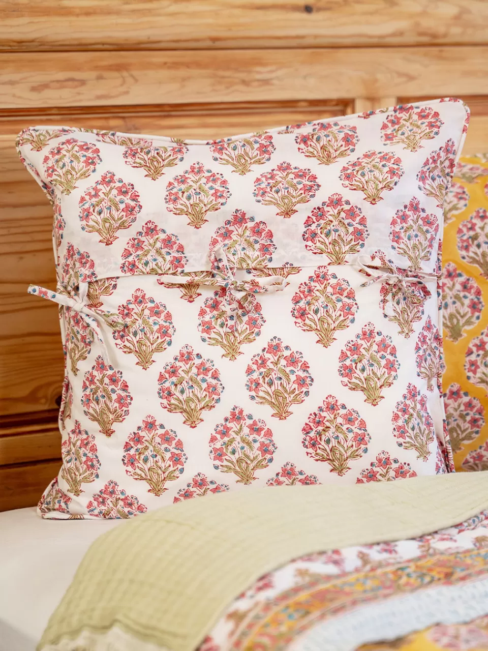 Housse décorative artisanale - Motifs terre d'ombre & broderie bohème  
Collection édition limitée Avril  
Offre éphémère : -40% pendant 24h seulement !