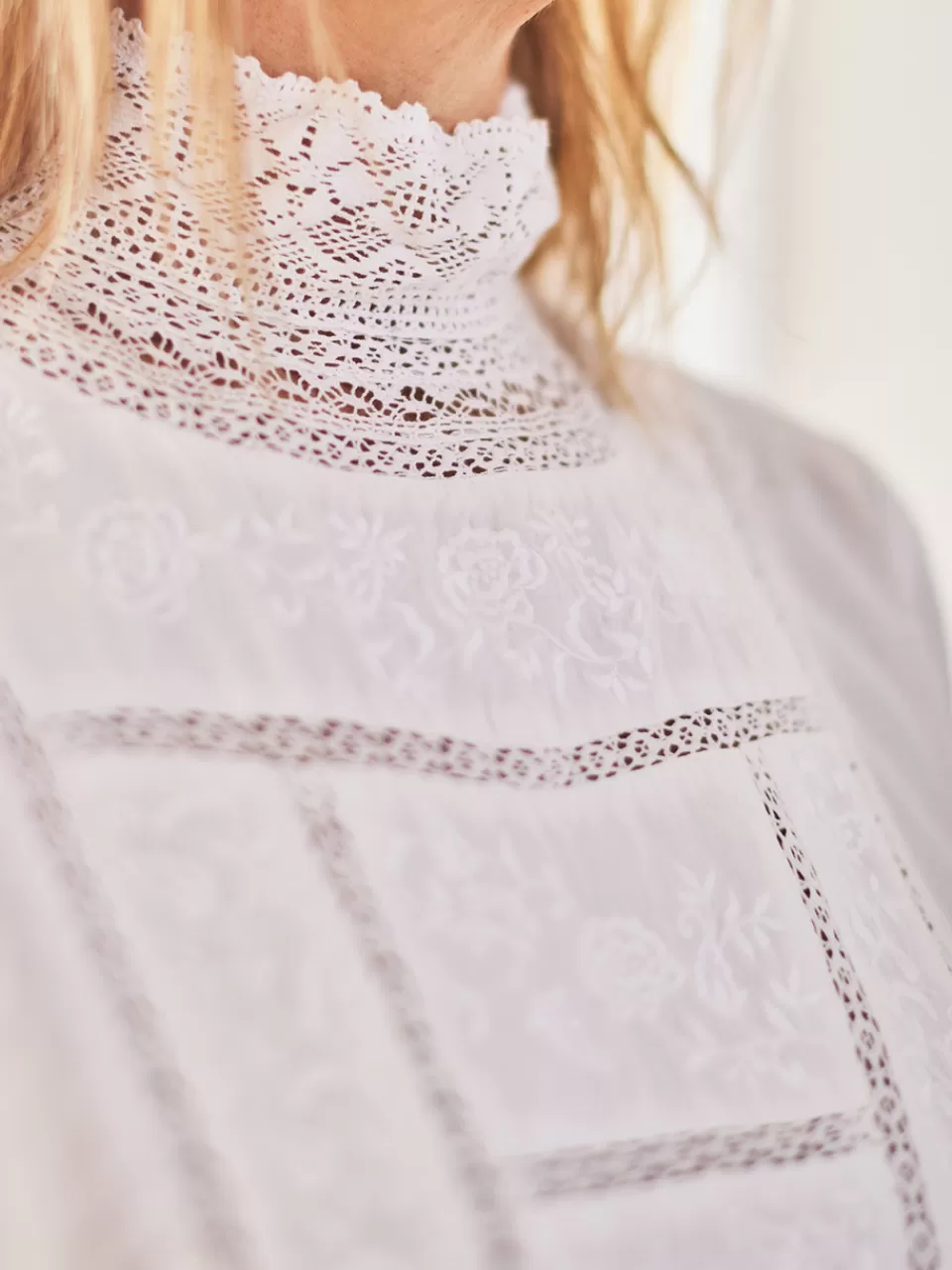 Chemisier Ancien à Broderies Artisanales - Élégance Bohème chez April Cornell