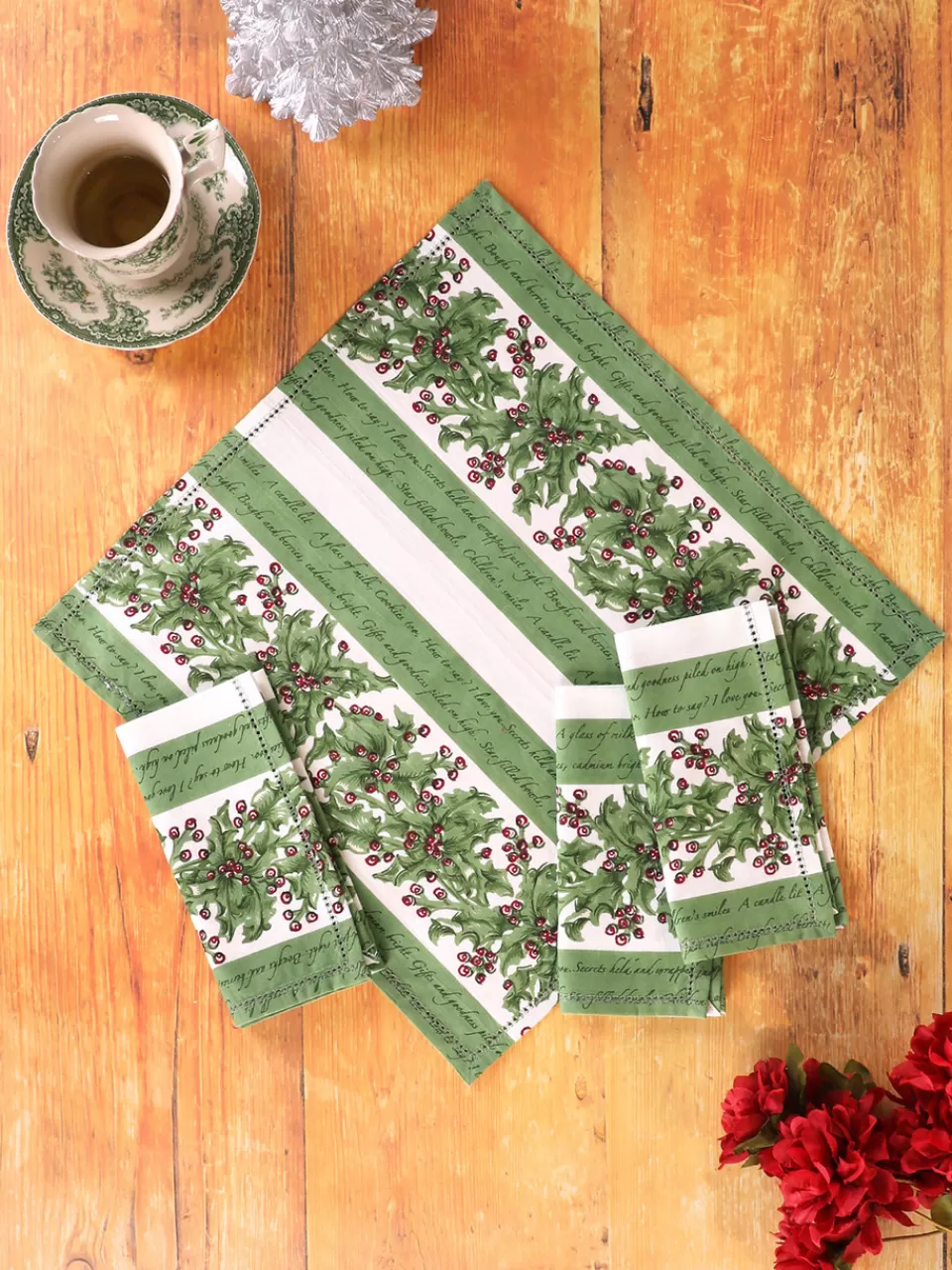 Serviettes de déjeuner raffinées April Cornell - Lot de 4 pièces motif Chant de Houx en écru