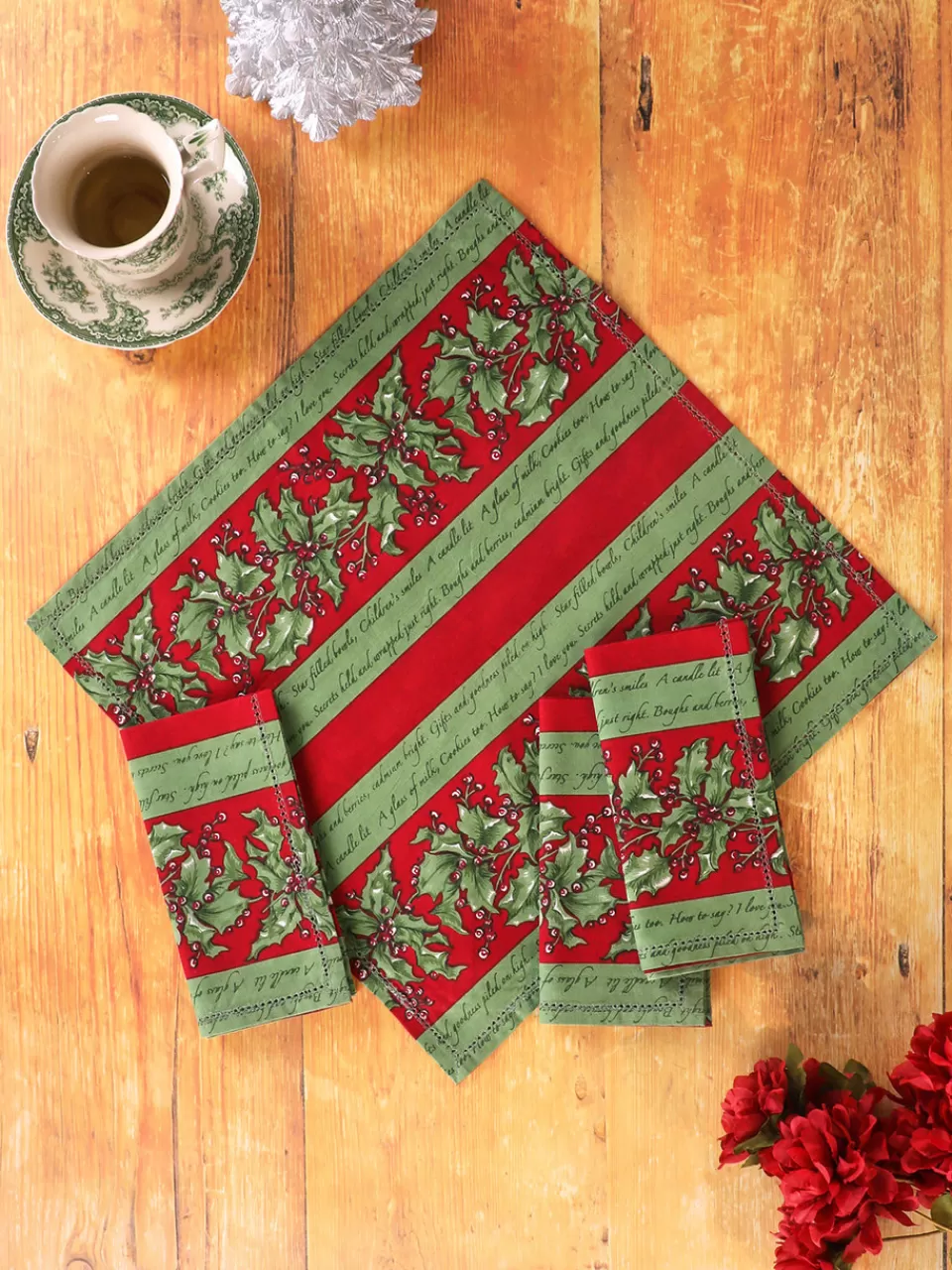 Serviettes Festives Holly Song - Lot de 4 en Rouge Vibrant par April Cornell Collection Élégante