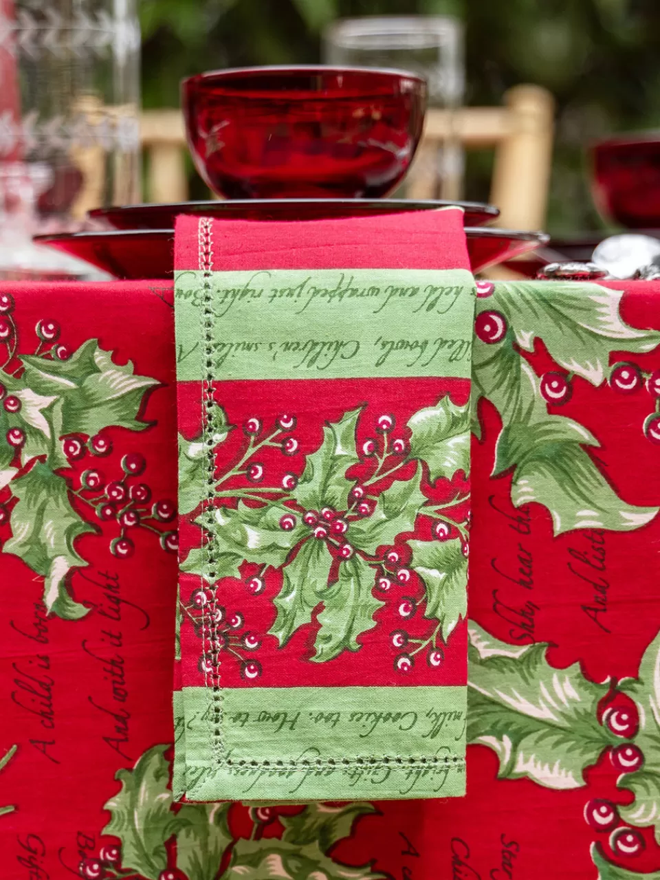 Serviettes Festives Holly Song - Lot de 4 en Rouge Vibrant par April Cornell Collection Élégante