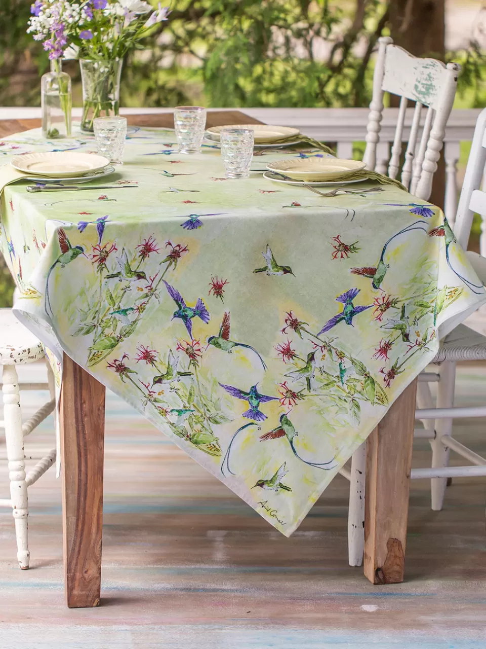 Nappe Brodée Colibri et Fleurs Printanières – Collection Édition Limitée April Cornell