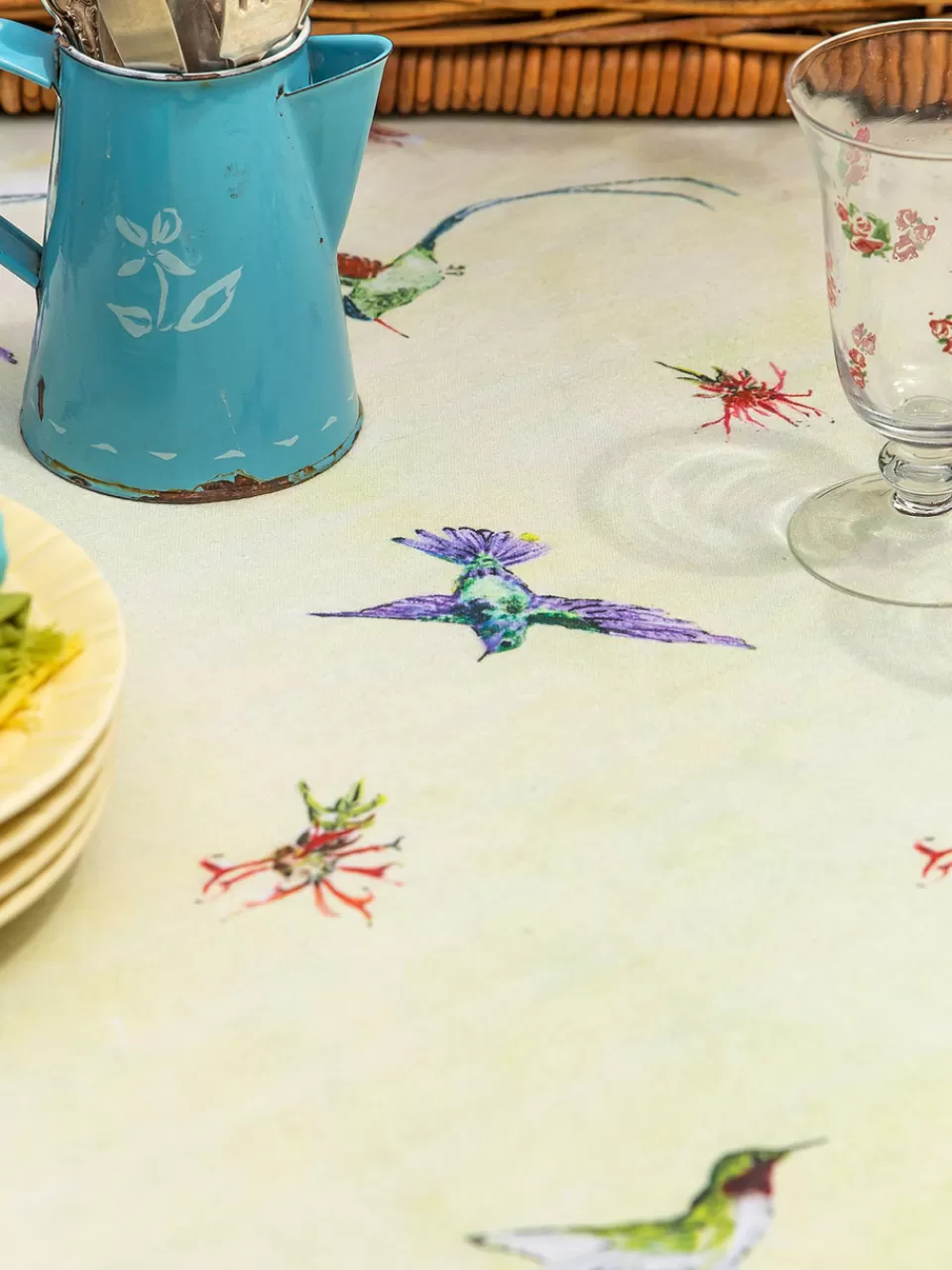 Nappe Brodée Colibri et Fleurs Printanières – Collection Édition Limitée April Cornell