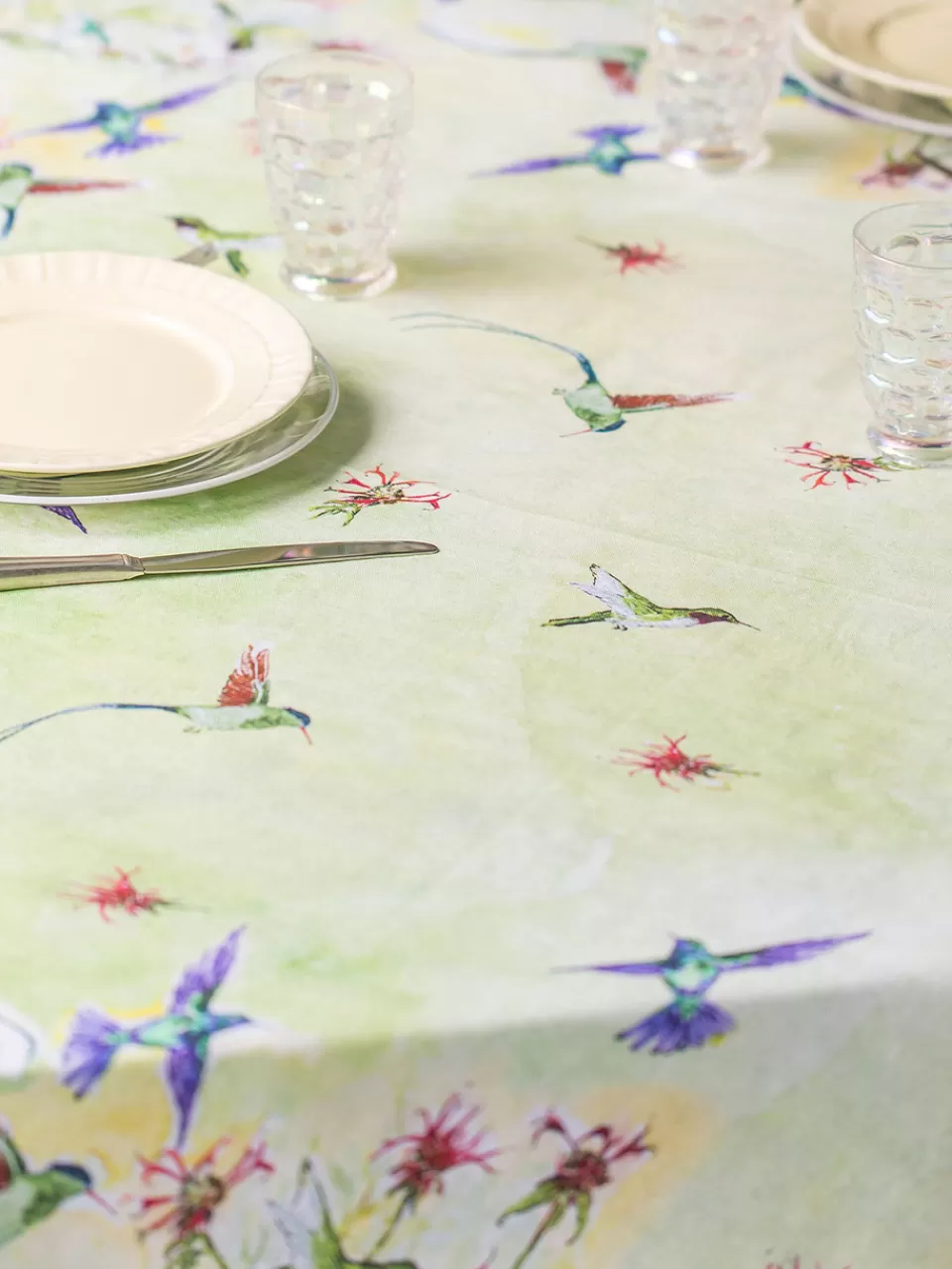 Nappe Brodée Colibri et Fleurs Printanières – Collection Édition Limitée April Cornell