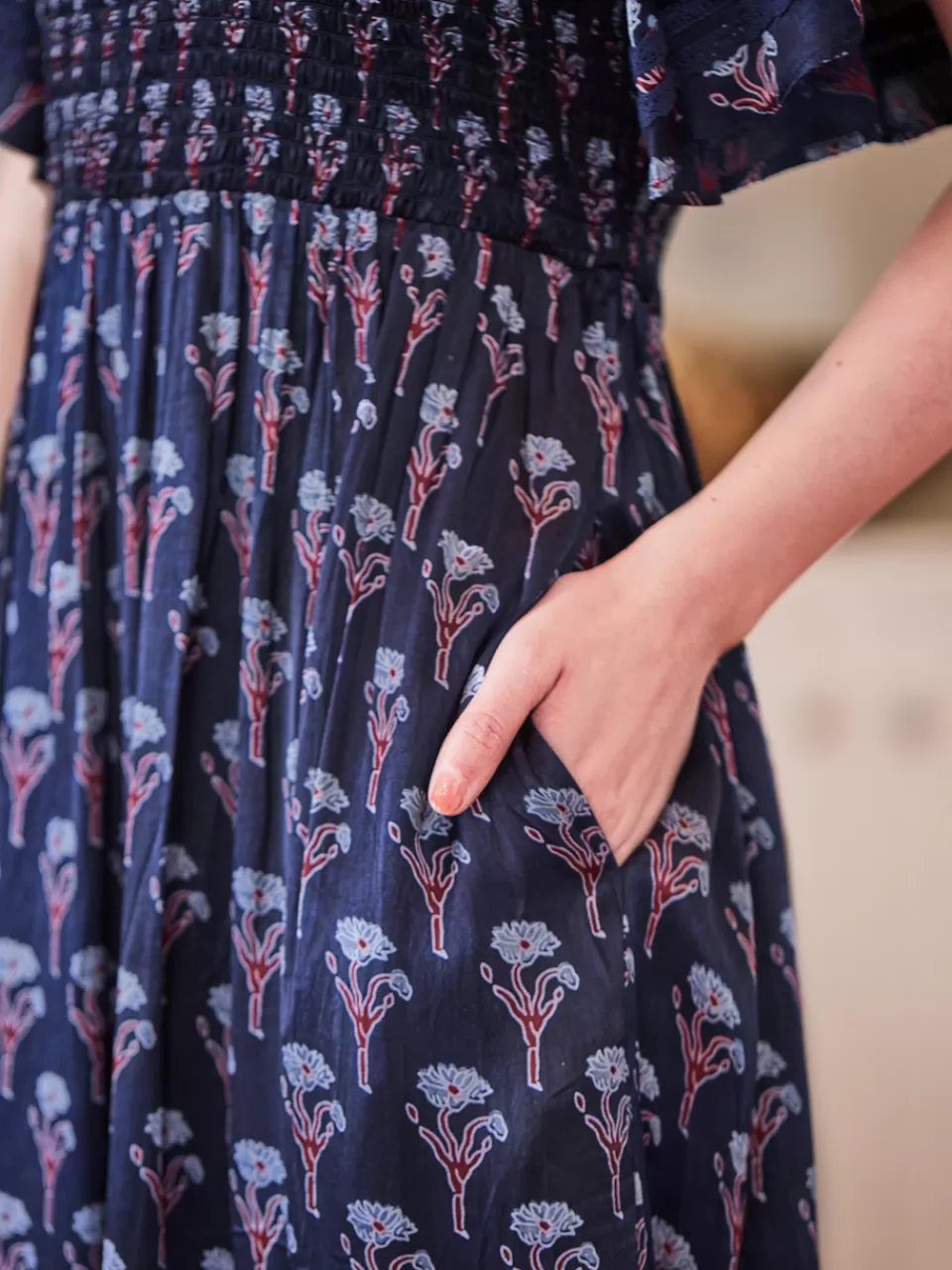 Élégante robe en soie satinée irisée aux nuances d'indigo - Création exclusive Boutique April Cornell