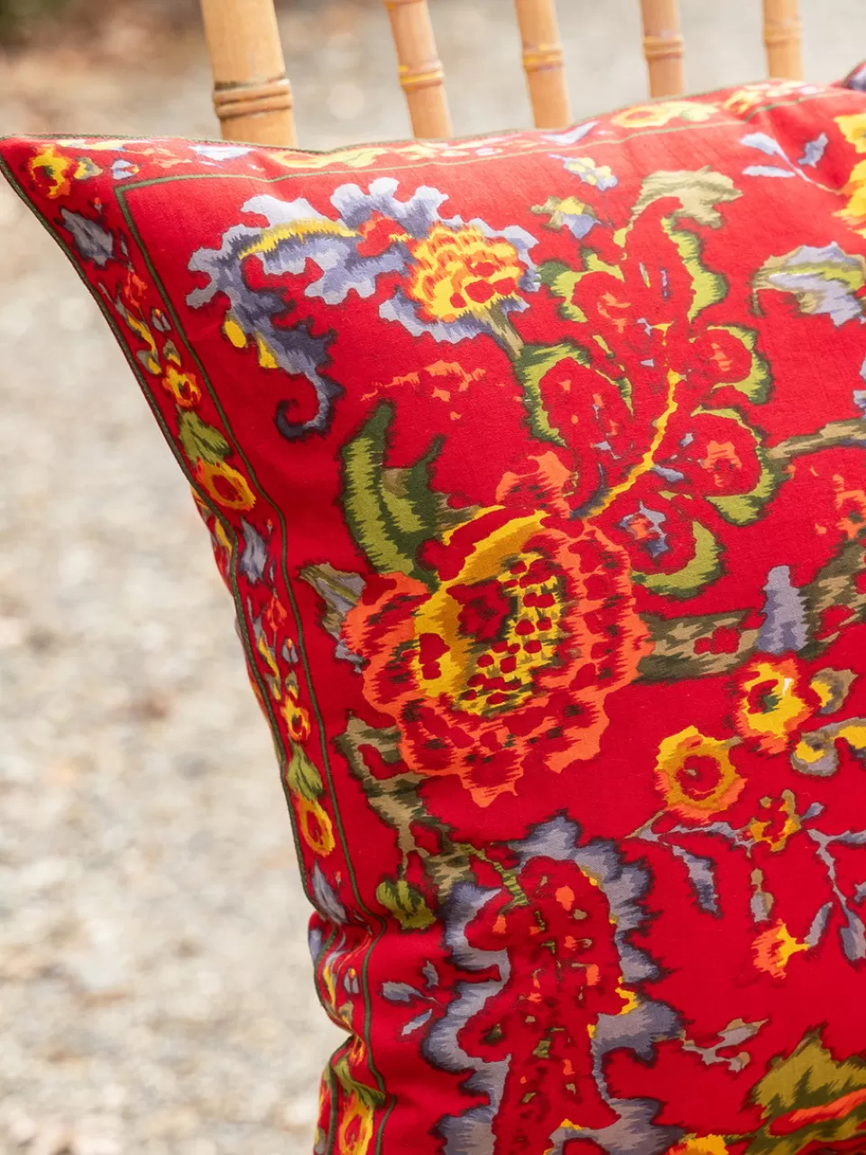 Housse décorative artisanale ikat « Élégance bohème » - Nouvelle édition printanière April Cornell