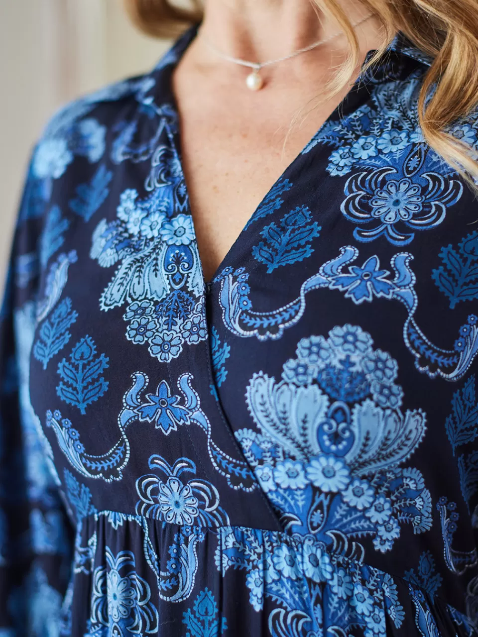 Robe Style Jacobean Élégante et Intemporelle - Collection Avril-Cornell | Événement Spécial en Avril