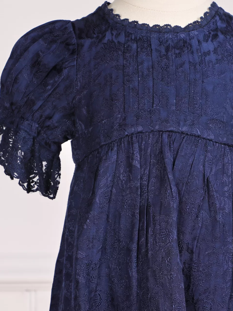 Robe Courte pour Bébé en Jacquard - Collection Printanière d'Avril chez Cornell