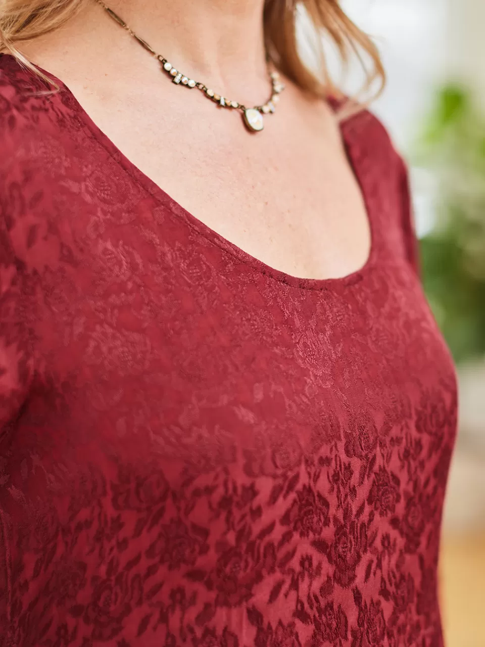 Robe d'Apparat en Brocard Rouge Bourgogne — Collection Exclusive Avril Cornell