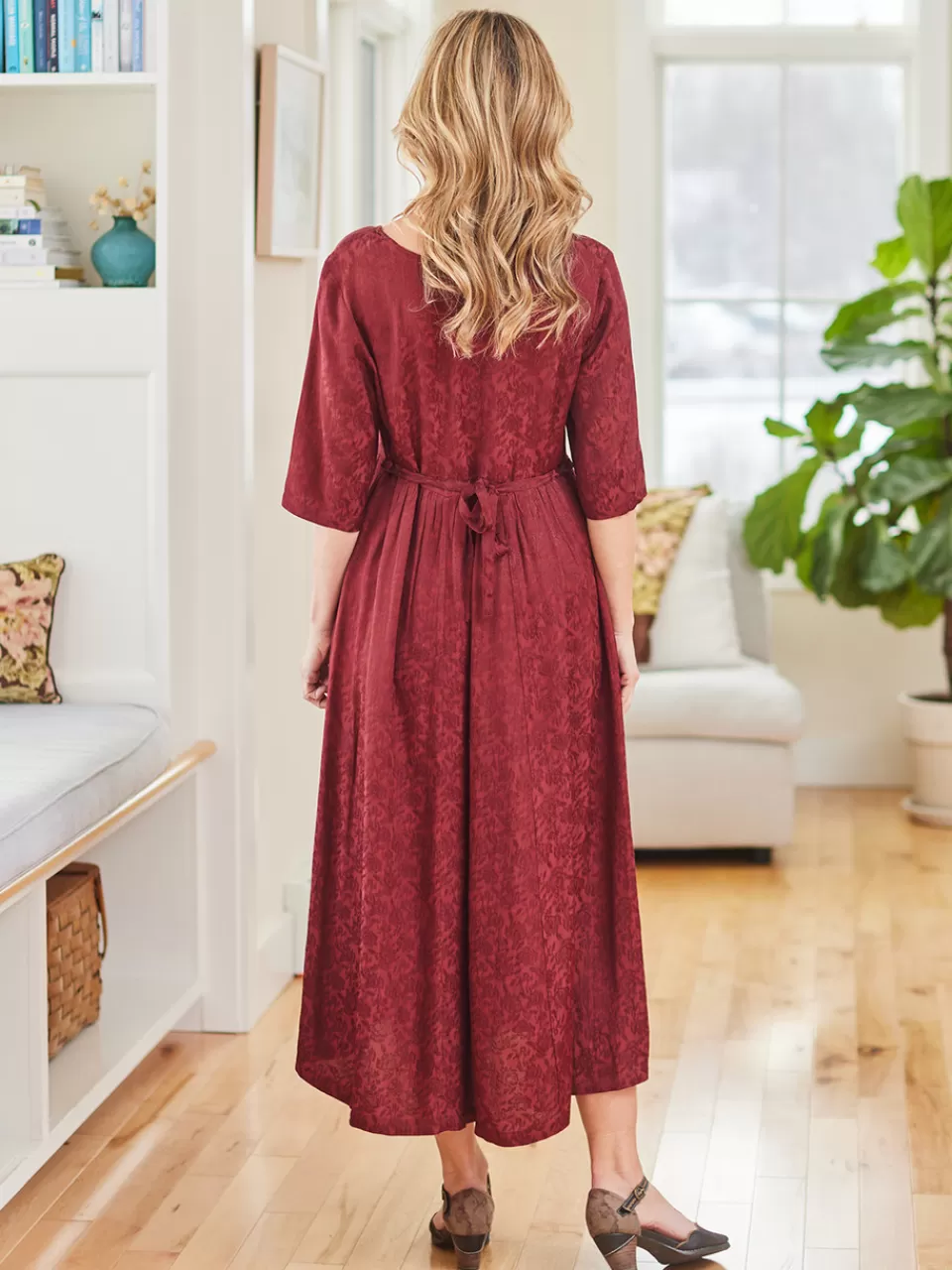 Robe d'Apparat en Brocard Rouge Bourgogne — Collection Exclusive Avril Cornell