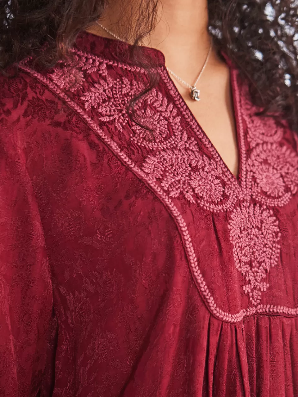 Tunique Élégante en Jacquard Rouge Carmin - Collection Exclusive April Cornell
