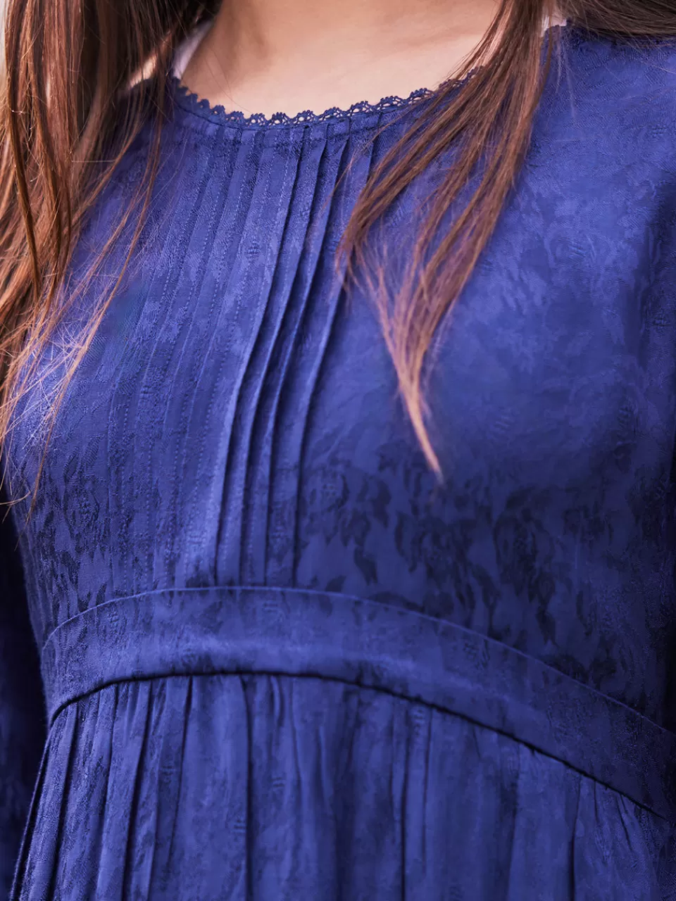 Robe élégante en jacquard style cour pour jeune femme - Collection printemps-été April Cornell  

(Note: This version maintains key elements while rephrasing structure naturally in French, adds seasonal context for freshness, uses 