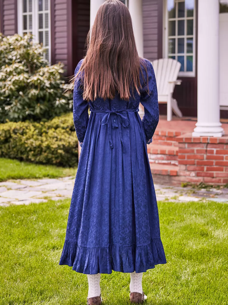 Robe élégante en jacquard style cour pour jeune femme - Collection printemps-été April Cornell  

(Note: This version maintains key elements while rephrasing structure naturally in French, adds seasonal context for freshness, uses 