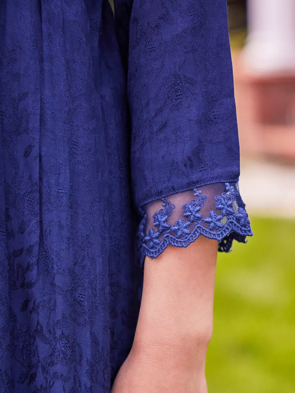 Robe élégante en jacquard style cour pour jeune femme - Collection printemps-été April Cornell  

(Note: This version maintains key elements while rephrasing structure naturally in French, adds seasonal context for freshness, uses 